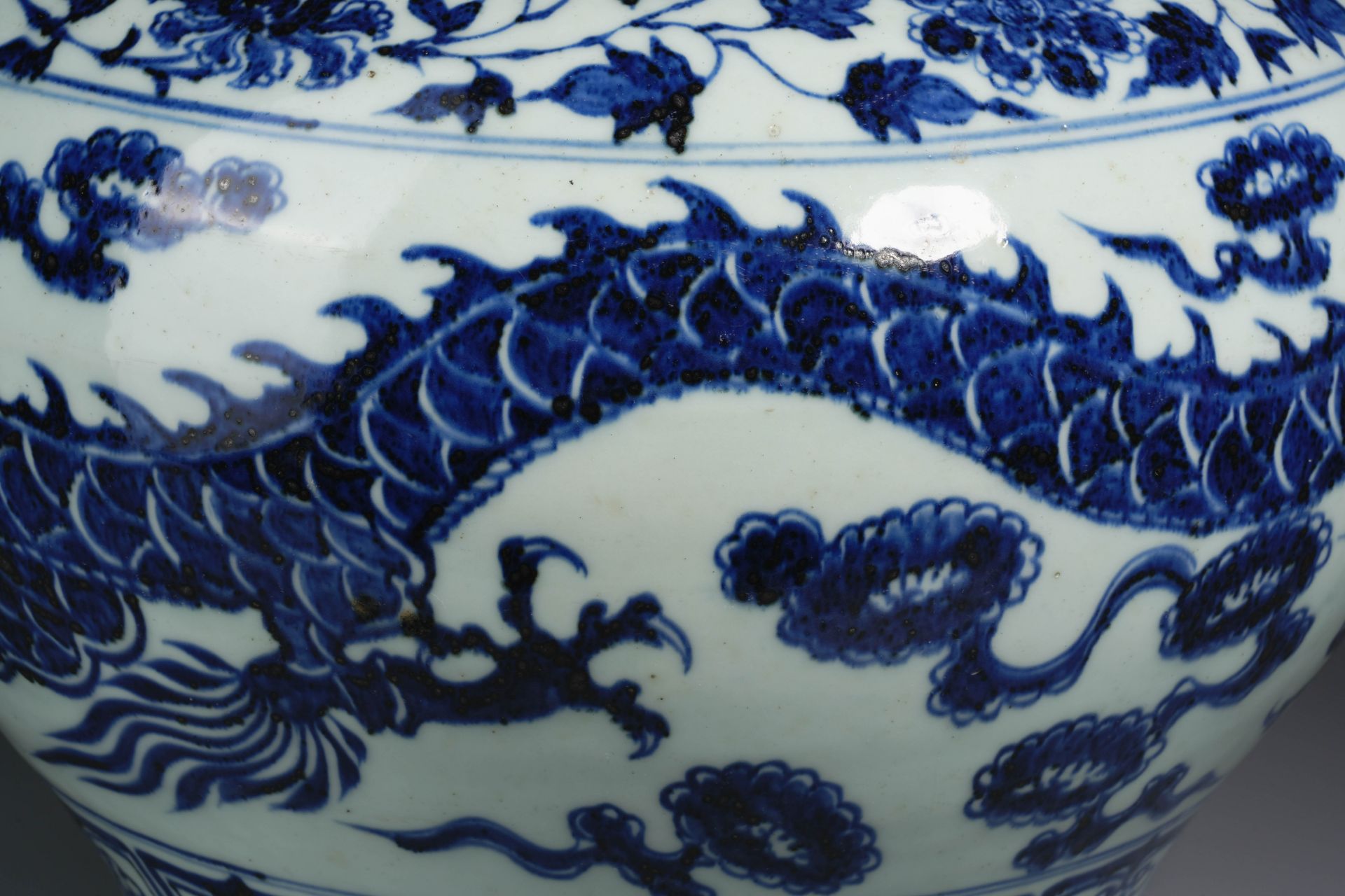 A Chinese Blue and White Dragon Jar - Image 4 of 9