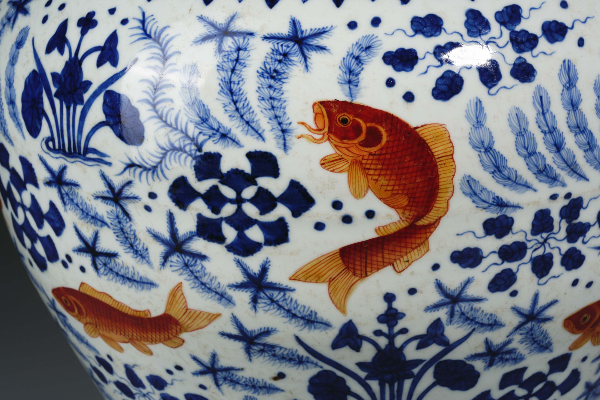 A Chinese Underglaze Blue and Iron Red Jar with Cover - Image 8 of 13
