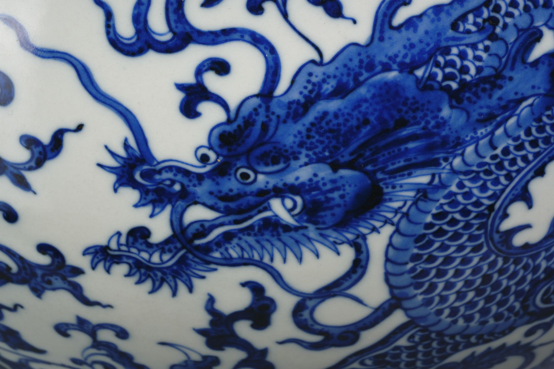A Chinese Blue and White Dragon Globular Vase - Image 9 of 12