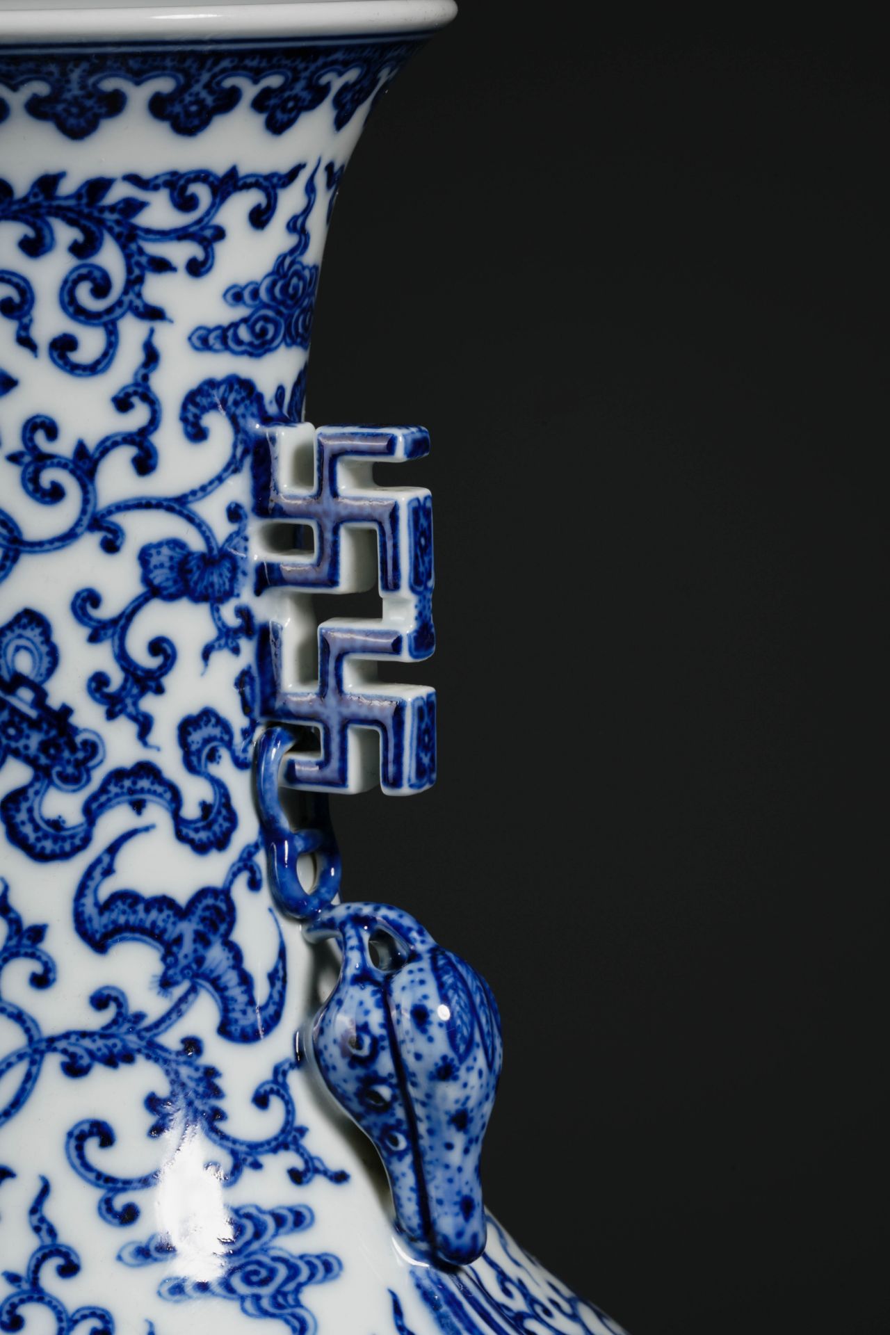 A Chinese Blue and White Lotus Scrolls Vase - Image 6 of 10