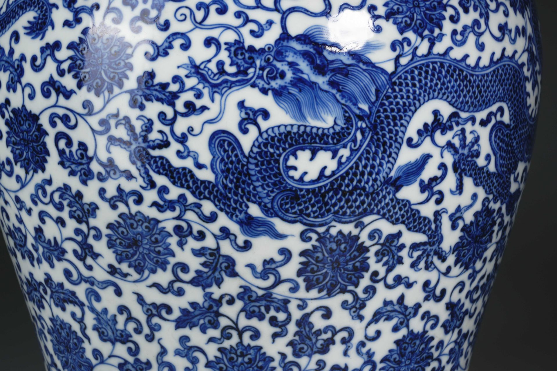 A Chinese Blue and White Dragon Jar with Cover - Image 9 of 11