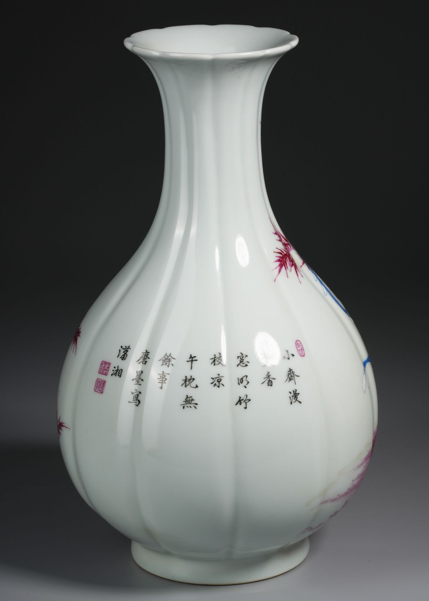 A Chinese Famille Rose Magpies Vase Yuhuchunping - Image 6 of 9