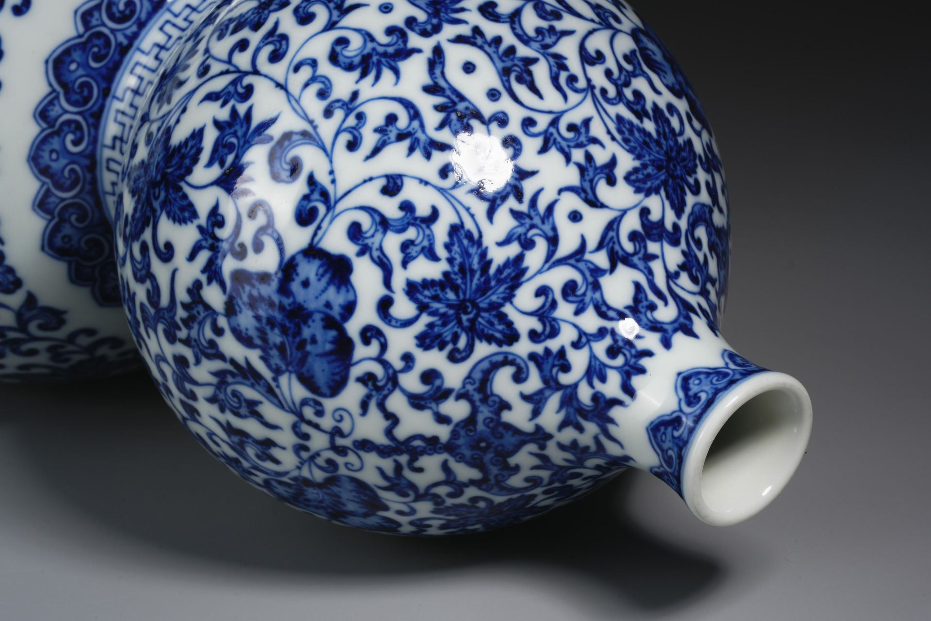 A Chinese Blue and White Double Gourds Vase - Image 9 of 10