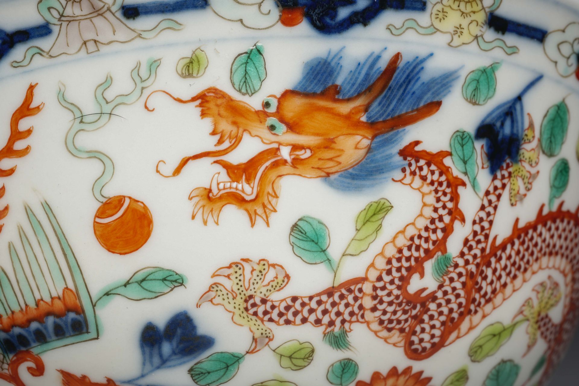 A Chinese Famille Verte Dragon and Phoenix Bowl - Image 7 of 14