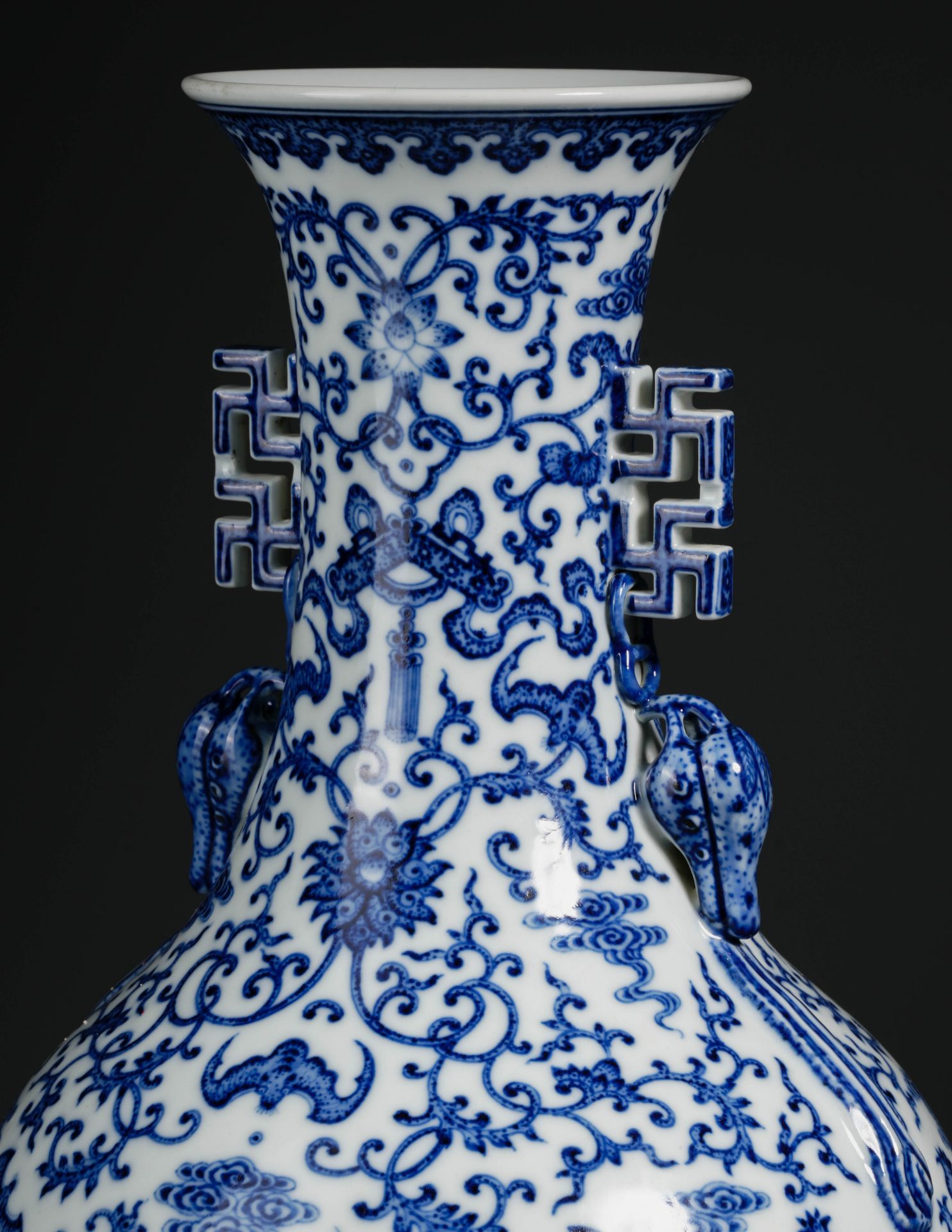 A Chinese Blue and White Lotus Scrolls Vase - Image 4 of 10