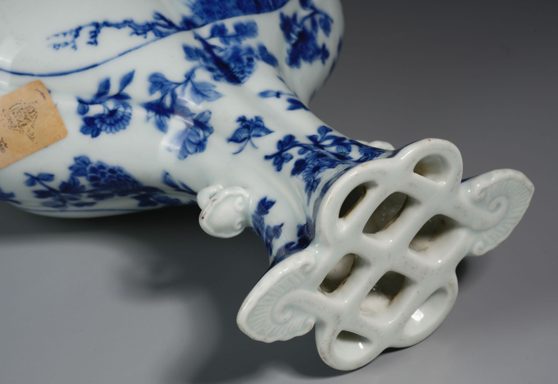 A Chinese Blue and White Figural Story Vase - Image 9 of 10