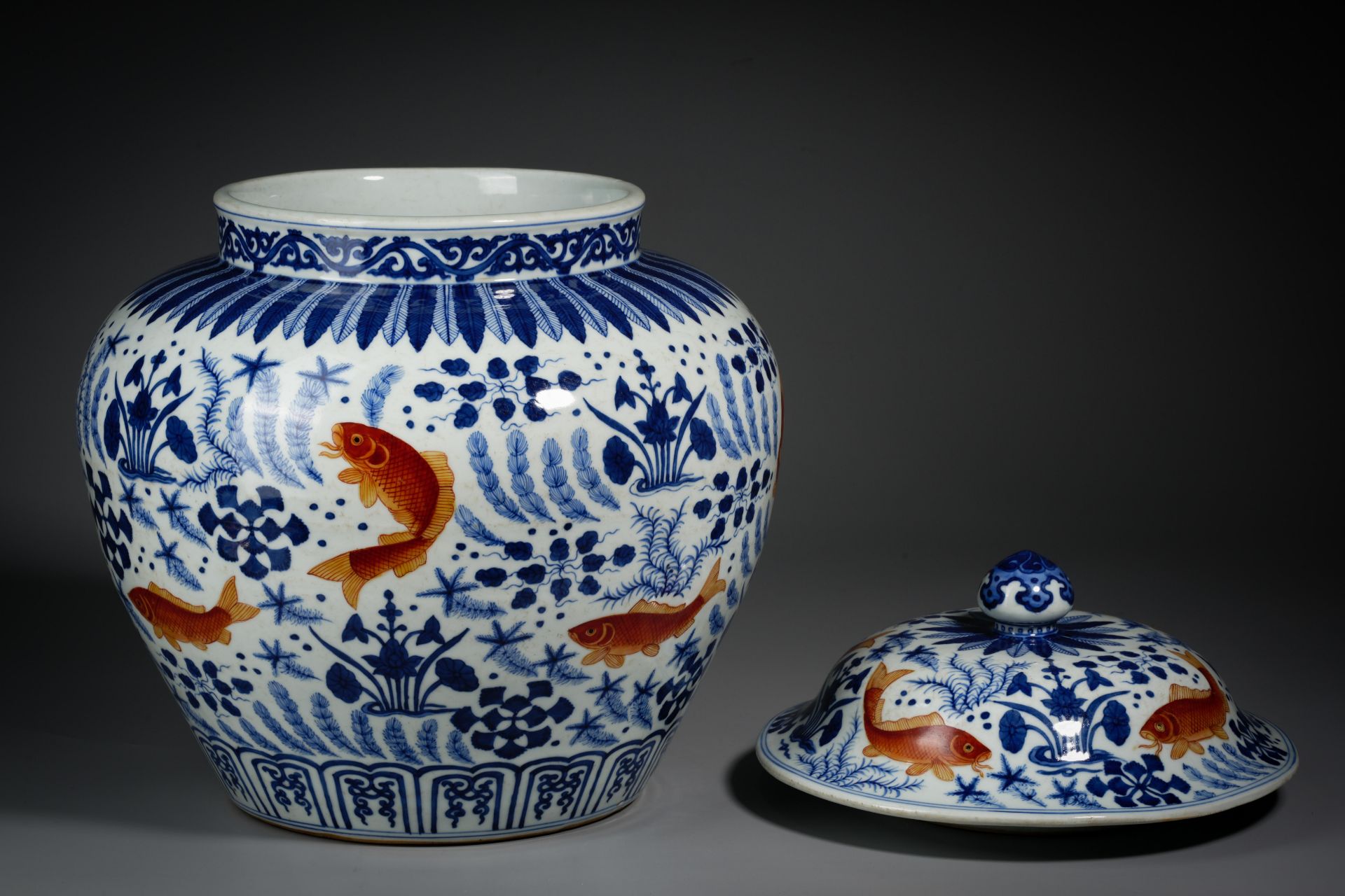 A Chinese Underglaze Blue and Iron Red Jar with Cover - Image 4 of 13