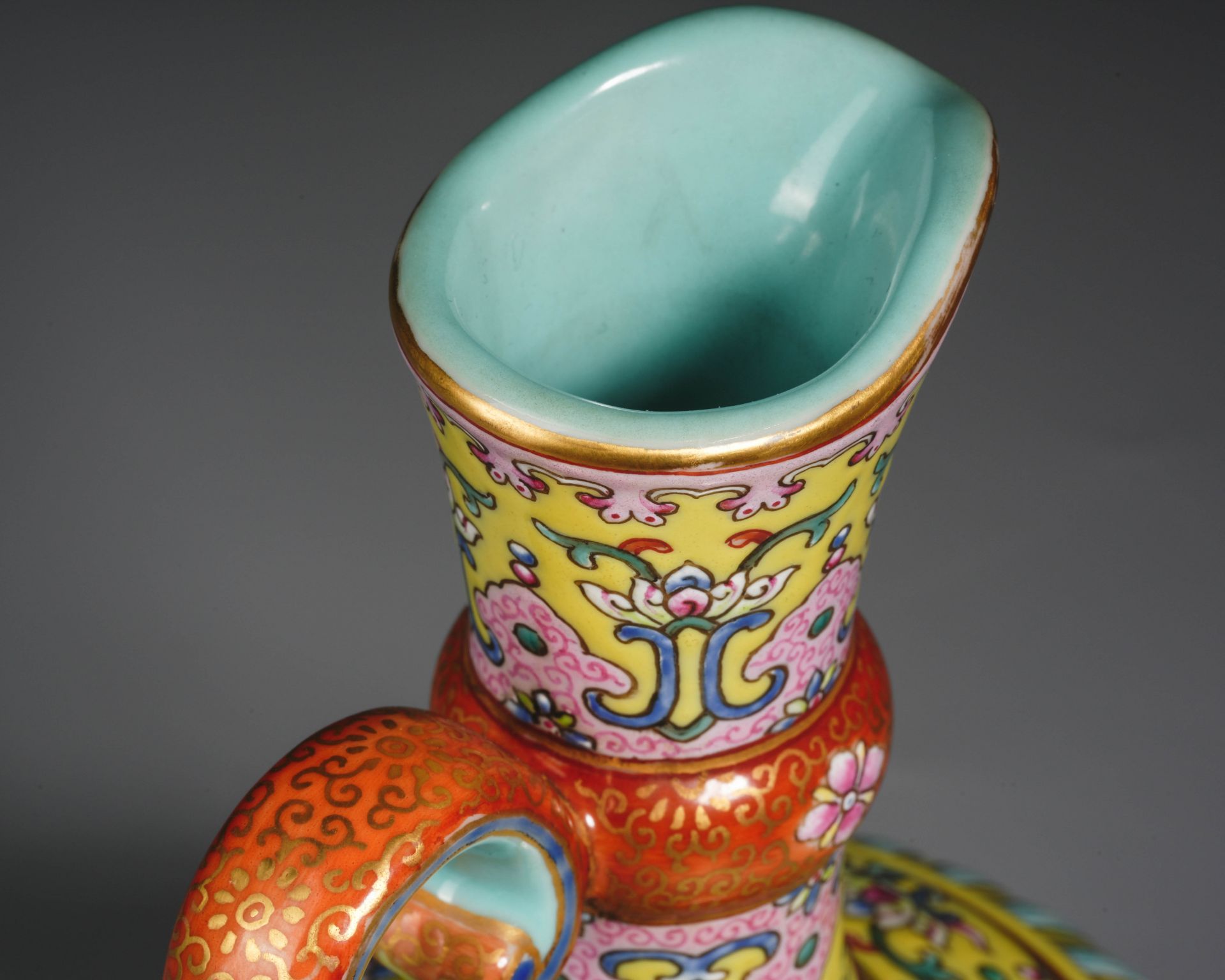 A Chinese Famille Rose Floral Scrolls Ewer - Image 7 of 9