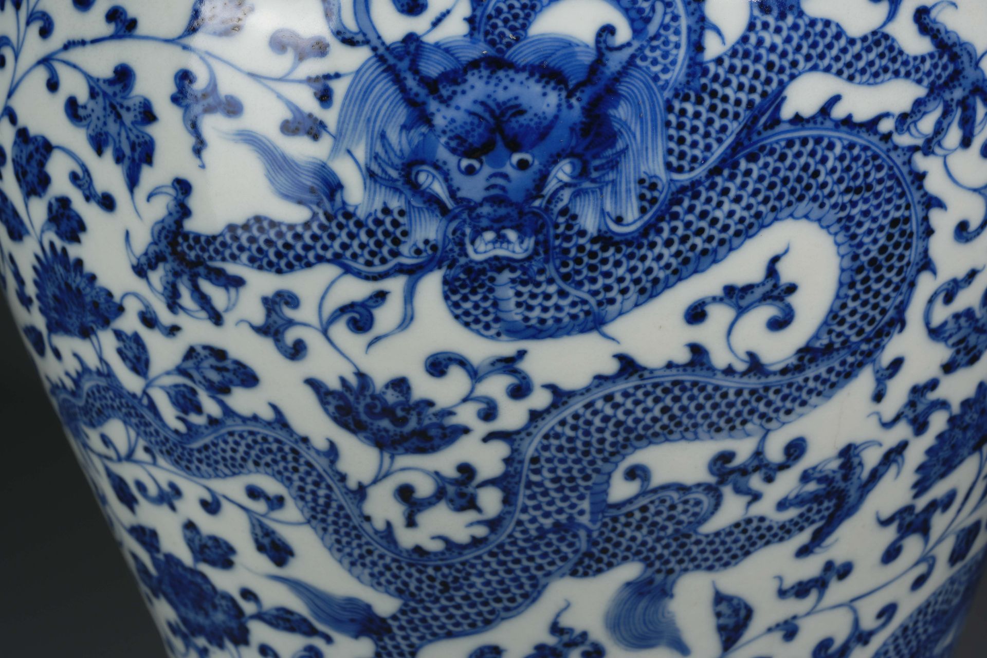 A Chinese Blue and White Vase Meiping - Image 8 of 10