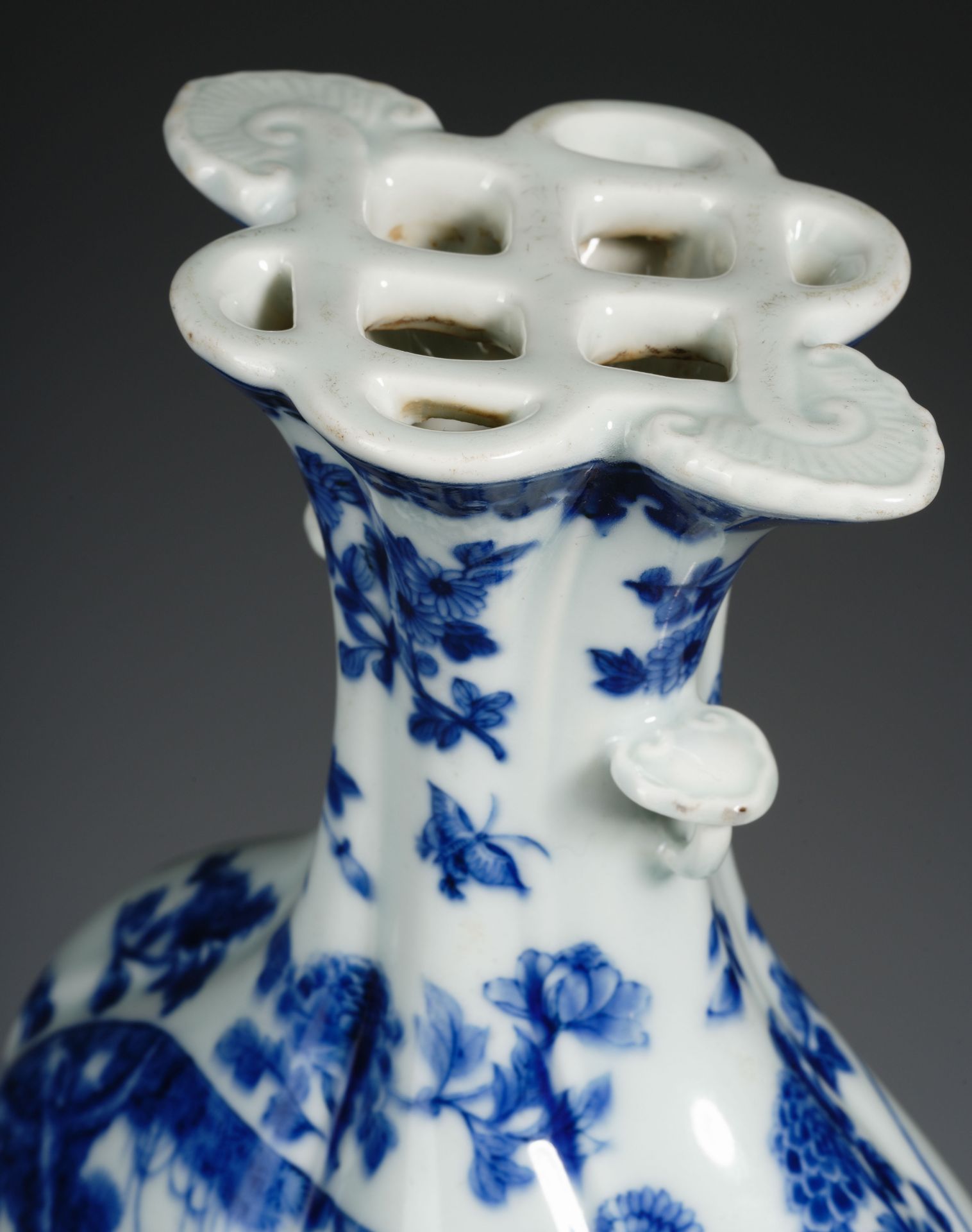 A Chinese Blue and White Figural Story Vase - Image 6 of 10