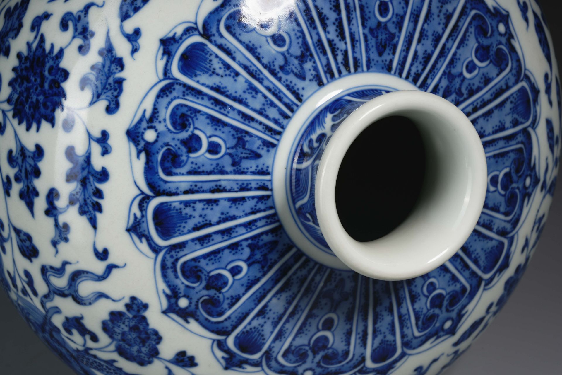 A Chinese Blue and White Vase Meiping - Image 9 of 10