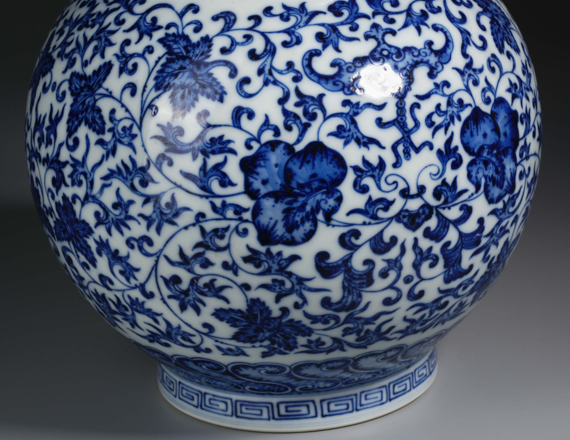 A Chinese Blue and White Double Gourds Vase - Image 4 of 10