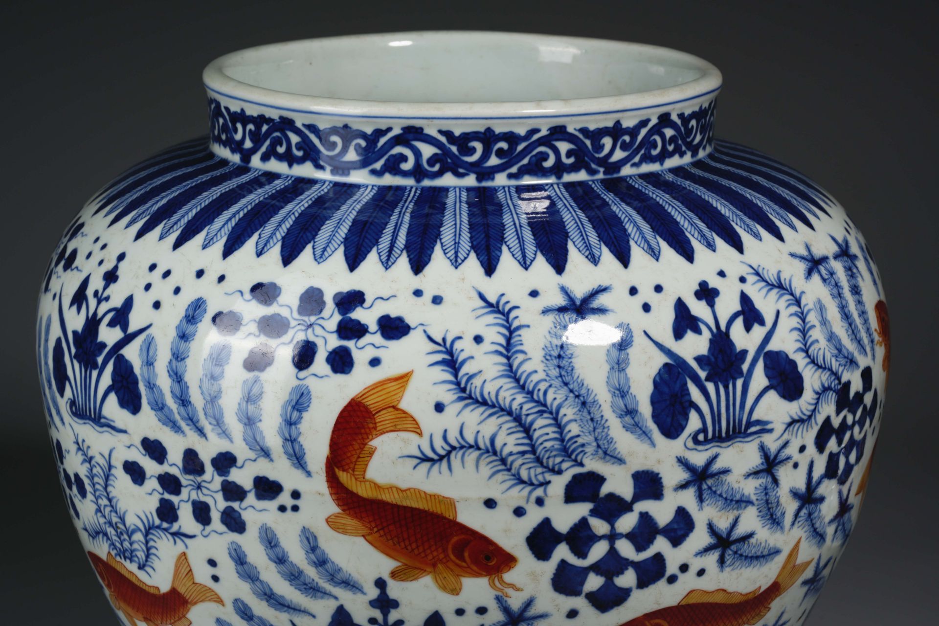 A Chinese Underglaze Blue and Iron Red Jar with Cover - Image 6 of 13
