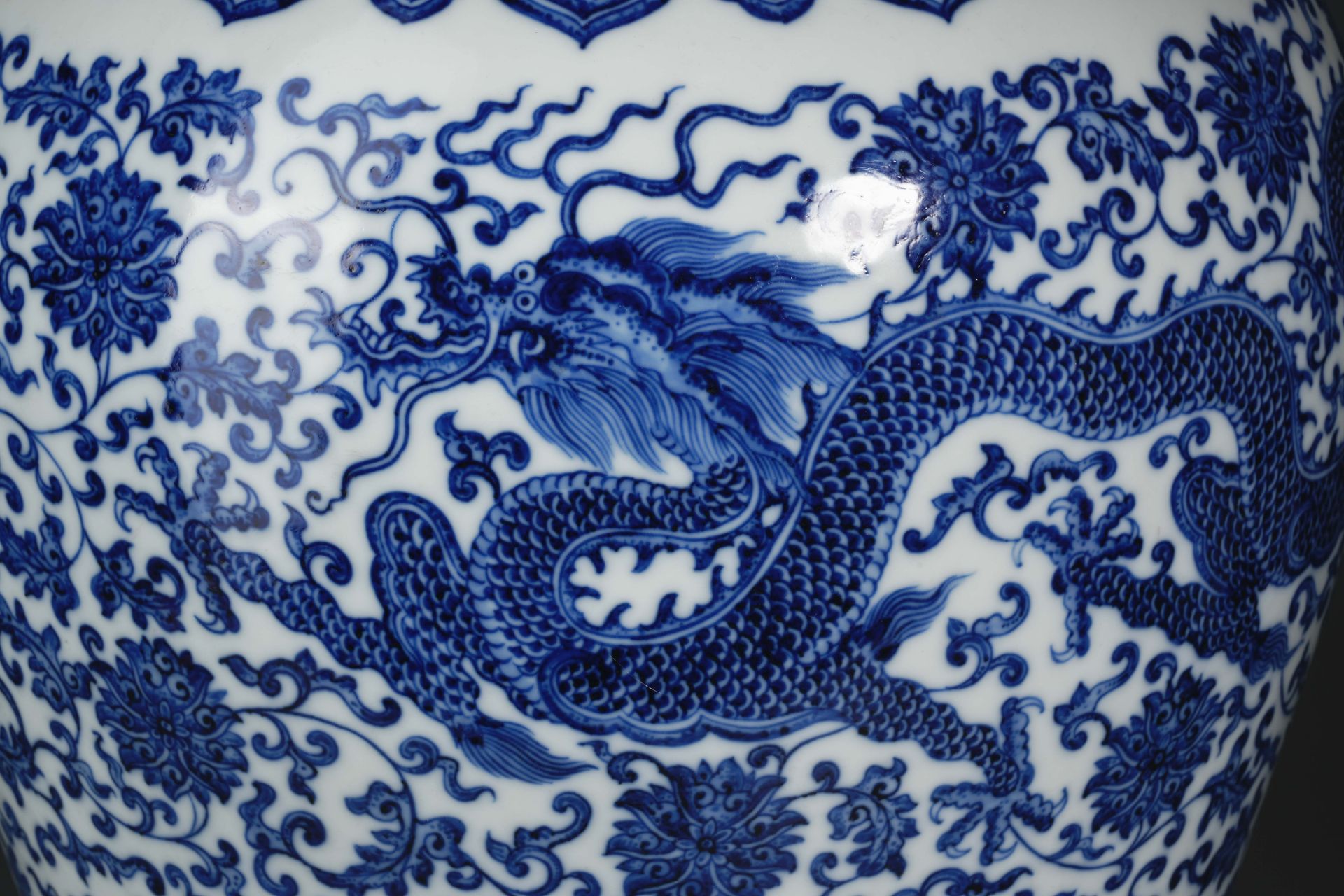 A Chinese Blue and White Dragon Jar with Cover - Image 5 of 11