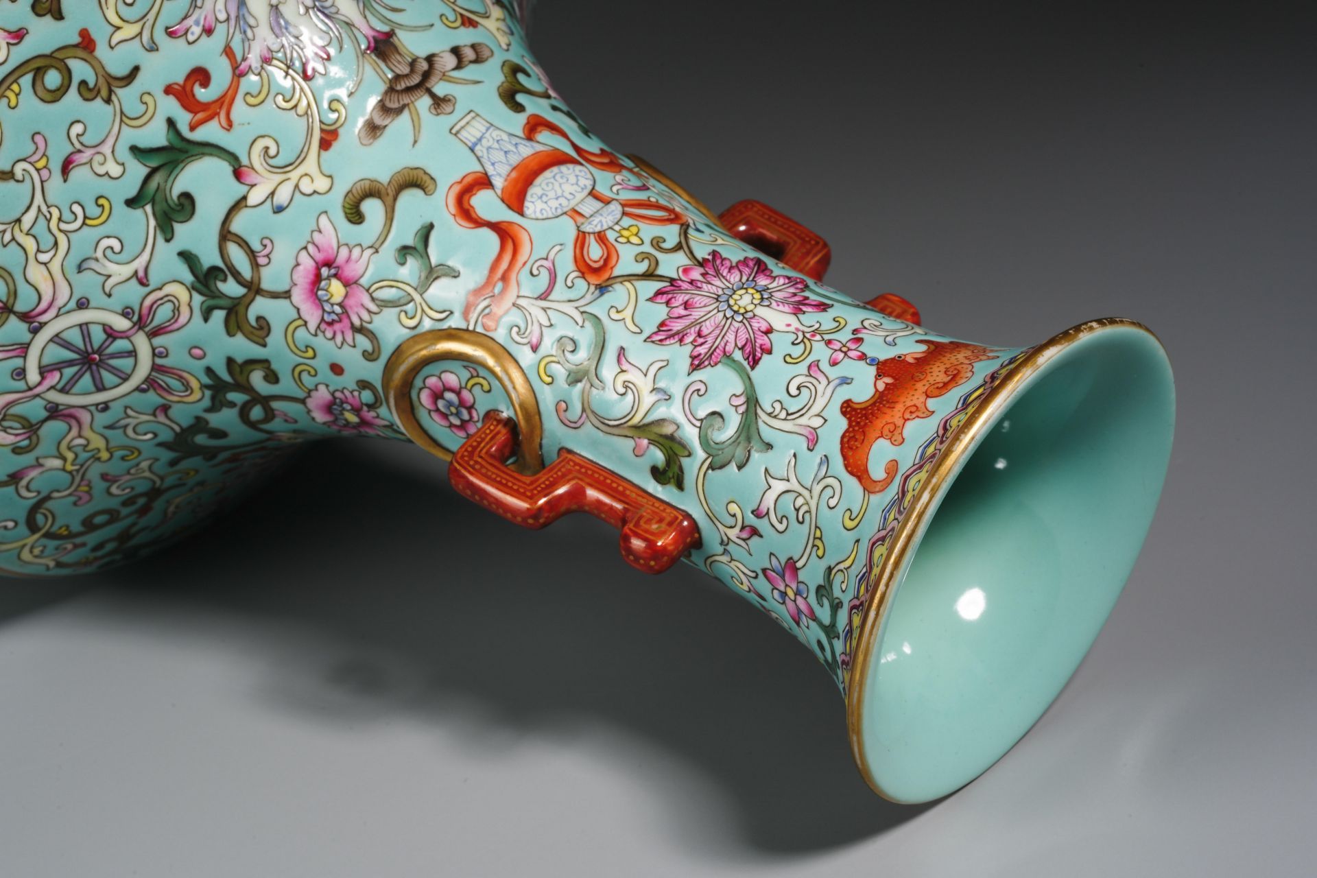 A Chinese Famille Rose Lotus Scrolls Vase - Image 8 of 9