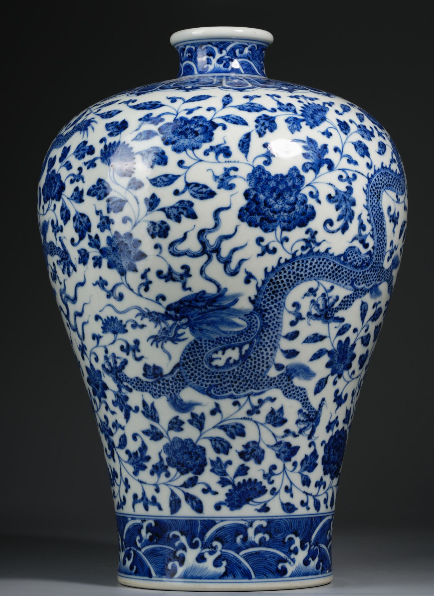 A Chinese Blue and White Vase Meiping - Image 5 of 10