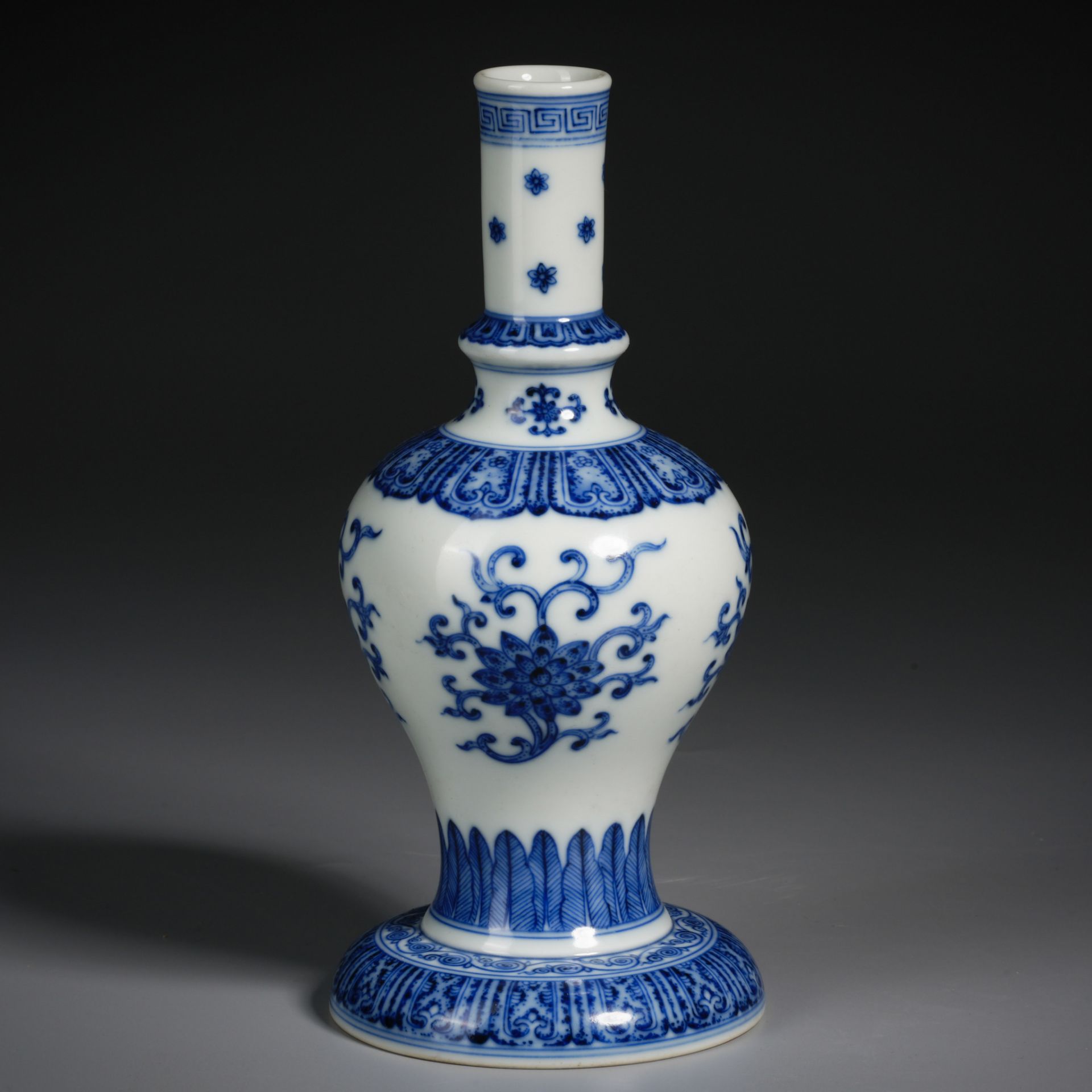 A Chinese Blue and White Lotus Scrolls Vase - Image 2 of 8