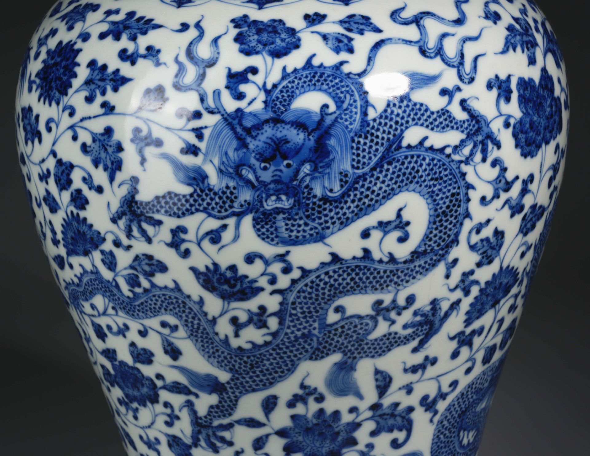 A Chinese Blue and White Vase Meiping - Image 3 of 10