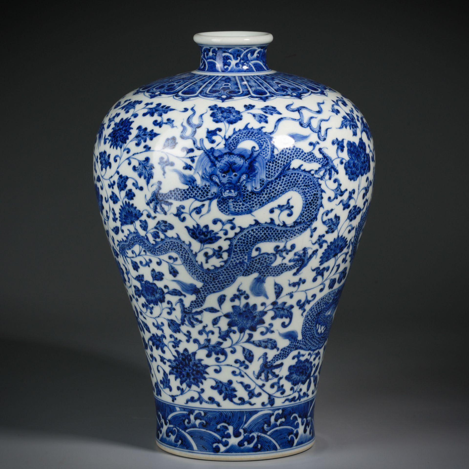 A Chinese Blue and White Vase Meiping - Image 2 of 10