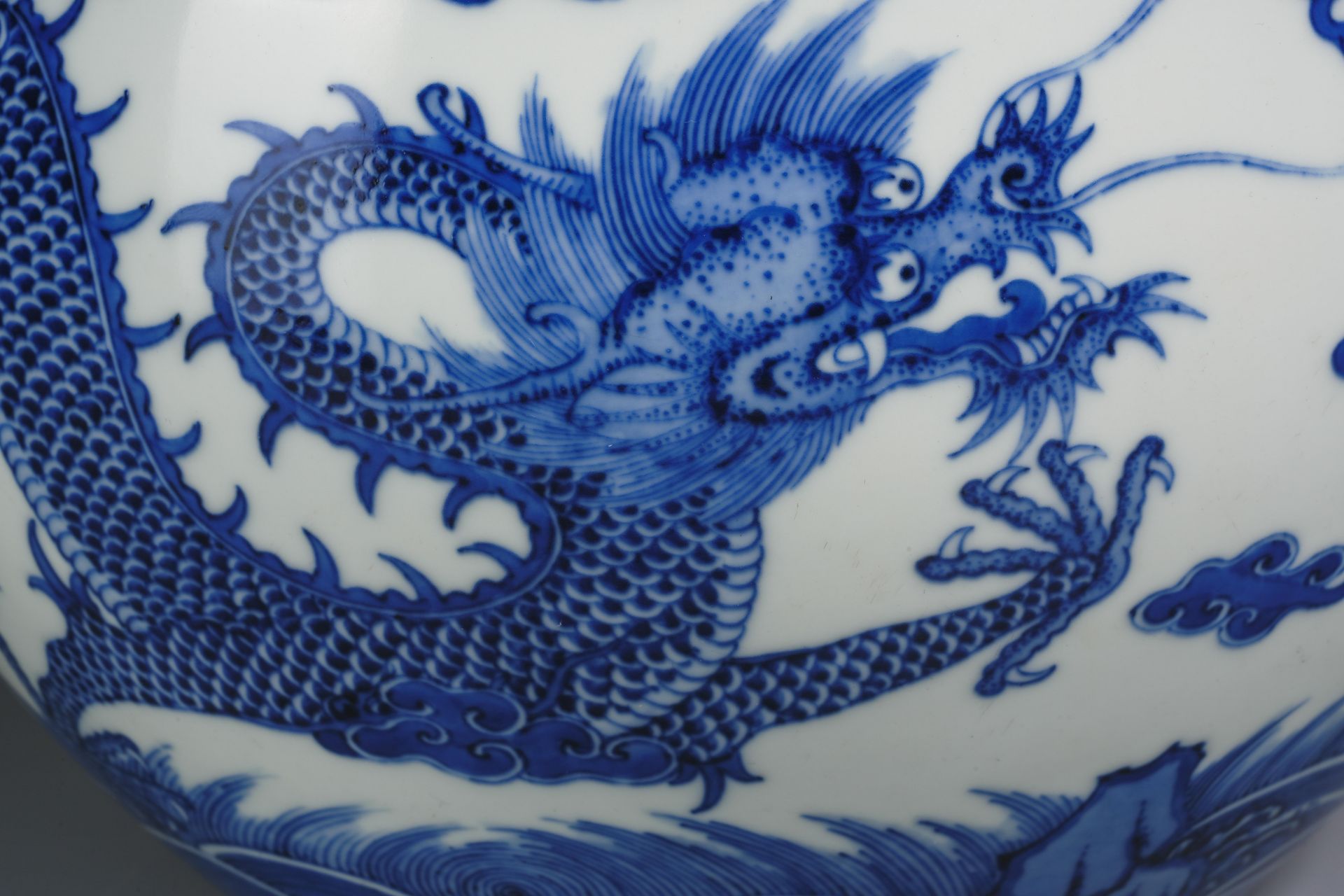 A Chinese Blue and White Dragons Globular Vase - Bild 7 aus 11