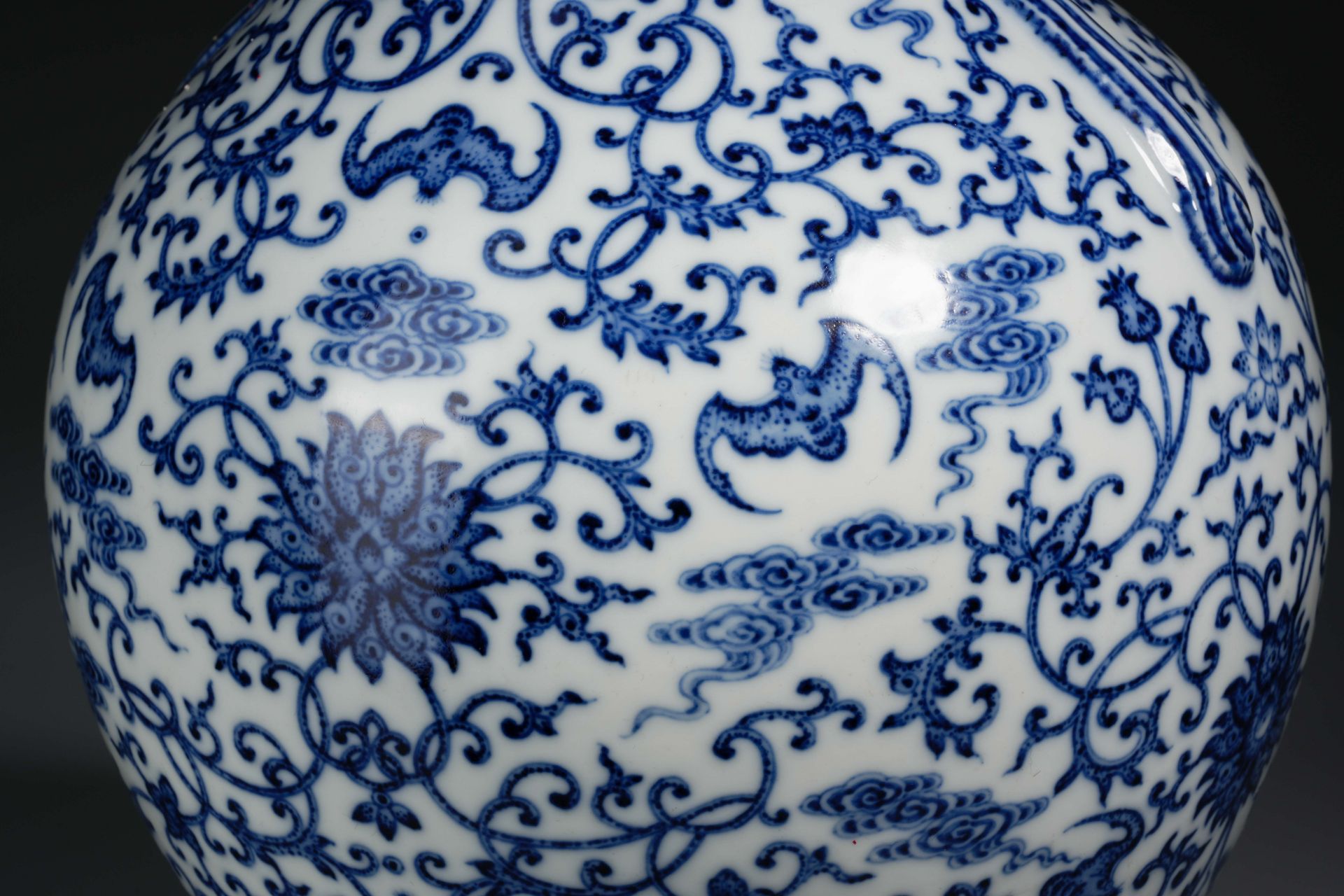 A Chinese Blue and White Lotus Scrolls Vase - Image 5 of 10