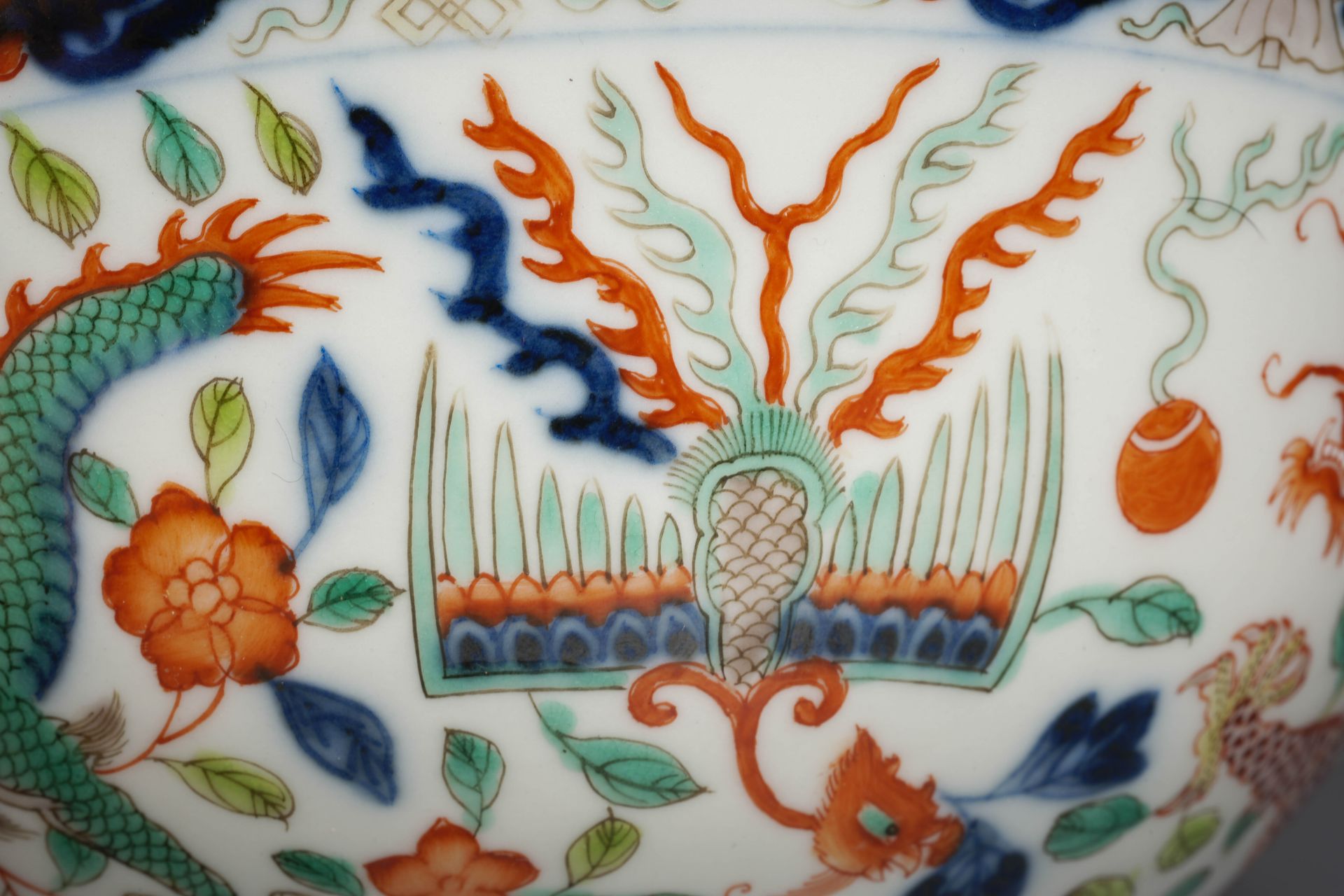 A Chinese Famille Verte Dragon and Phoenix Bowl - Image 8 of 14