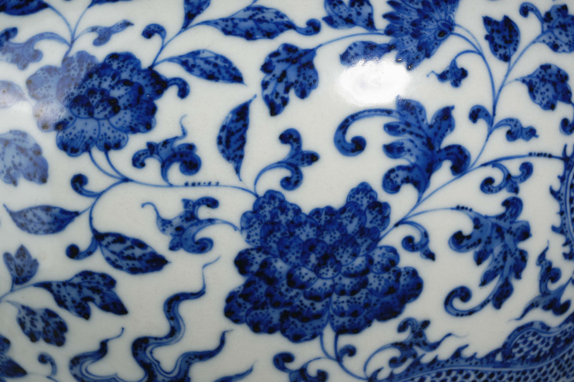 A Chinese Blue and White Vase Meiping - Image 7 of 10