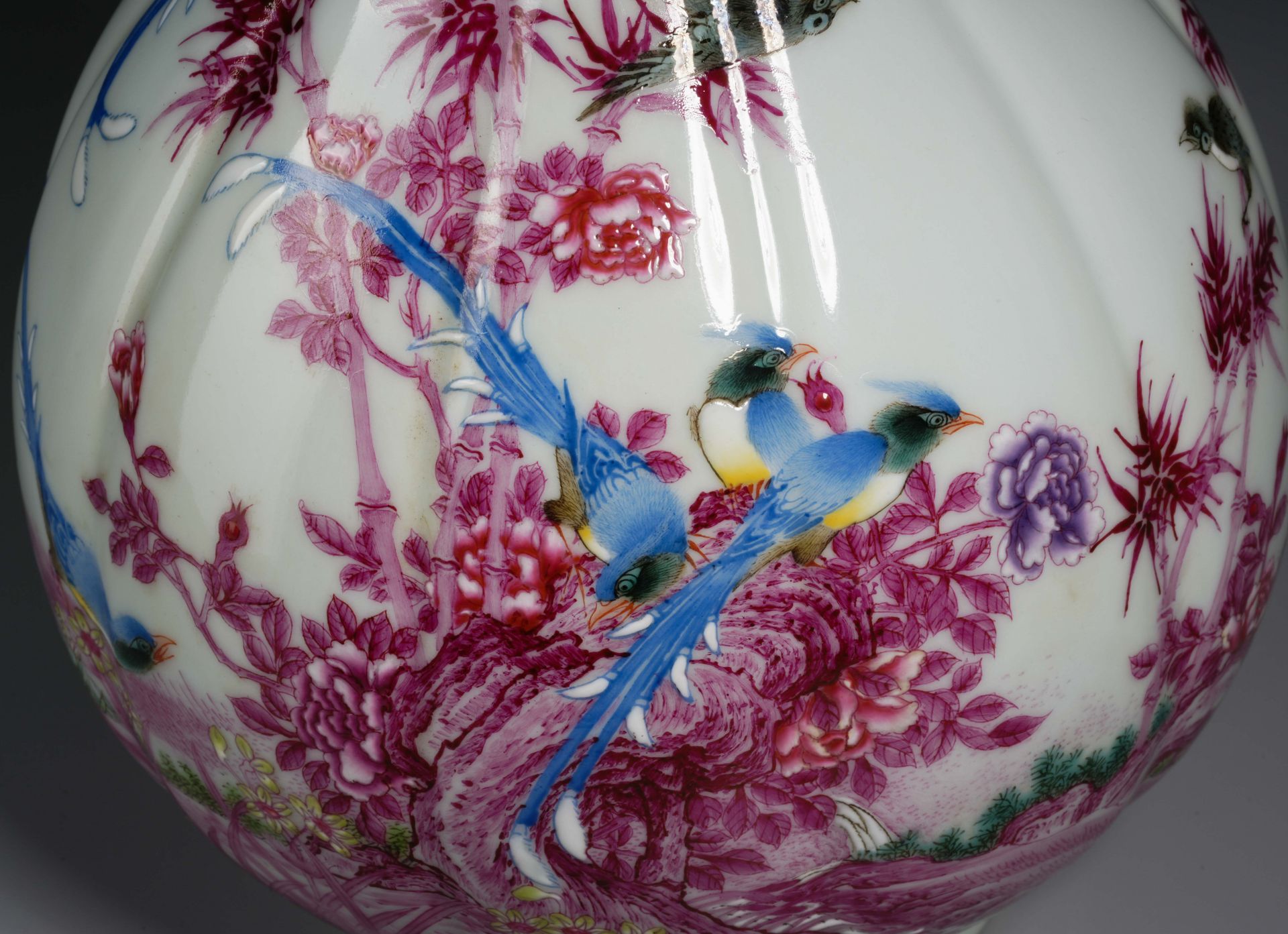 A Chinese Famille Rose Magpies Vase Yuhuchunping - Image 4 of 9