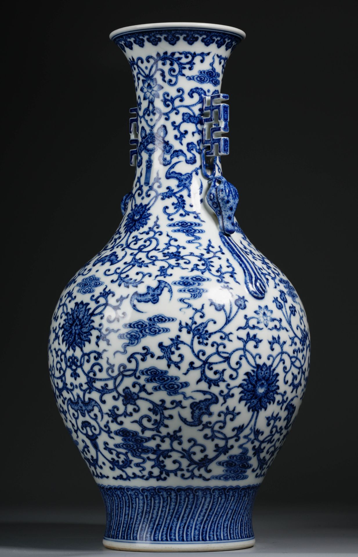 A Chinese Blue and White Lotus Scrolls Vase - Image 7 of 10