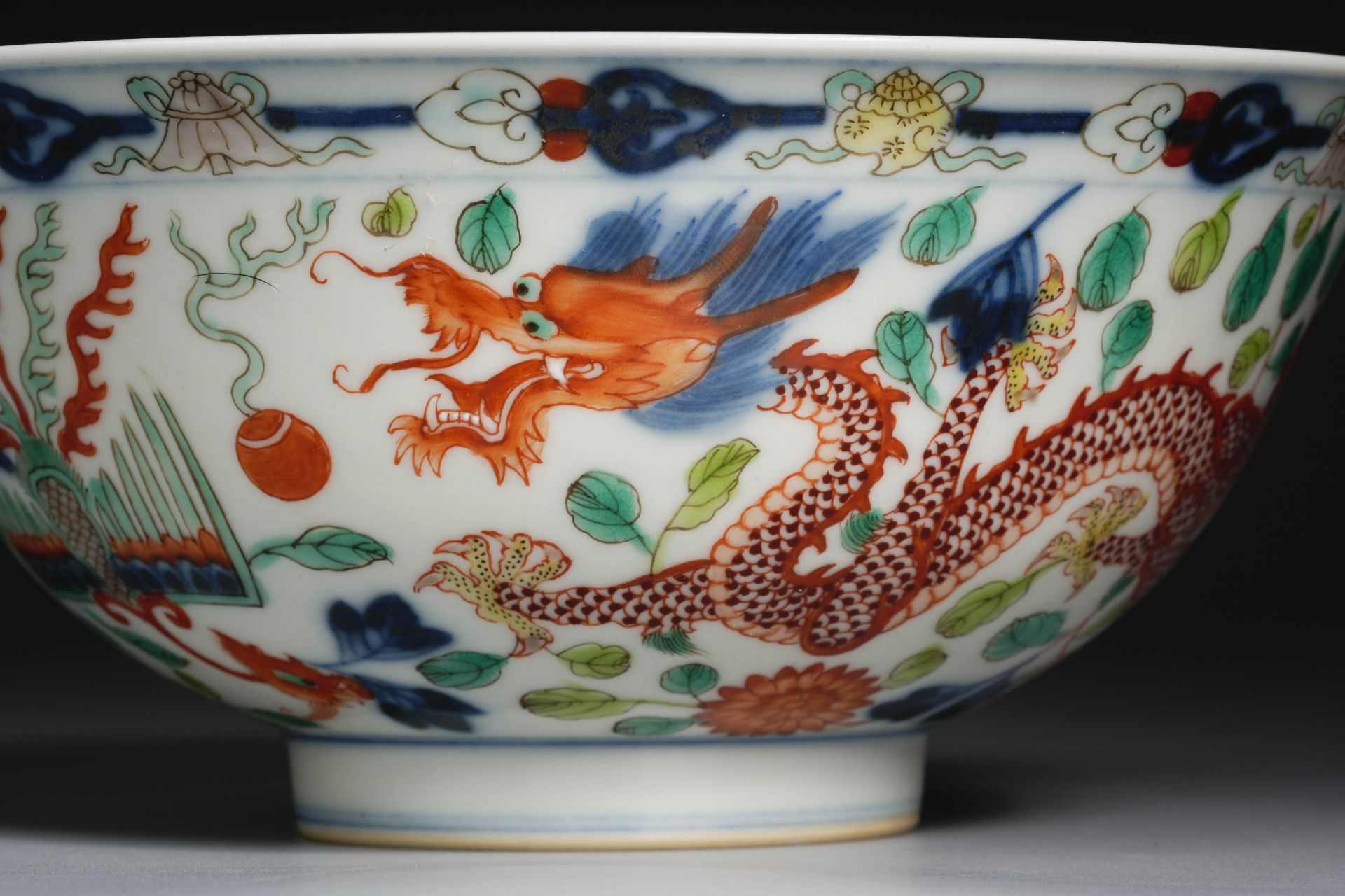 A Chinese Famille Verte Dragon and Phoenix Bowl - Image 3 of 14