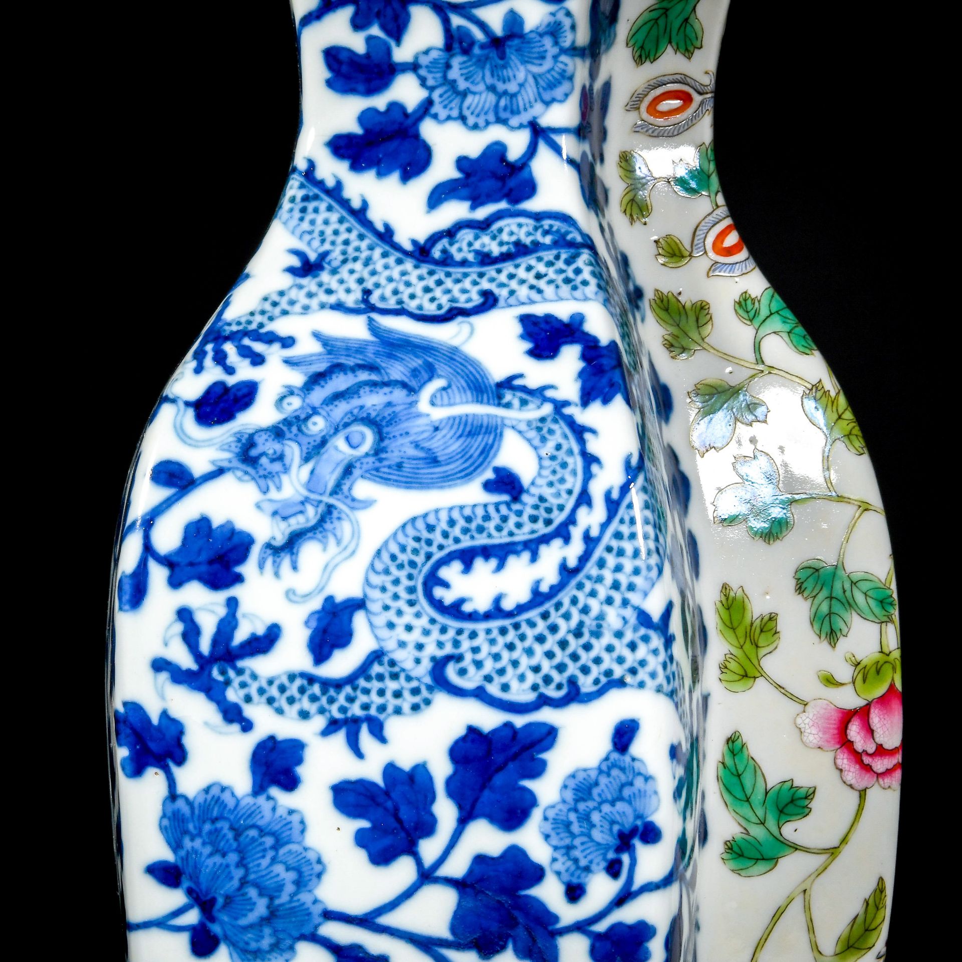 A Chinese Underglaze Blue And Famille Rose Conjoined Vase - Bild 7 aus 11