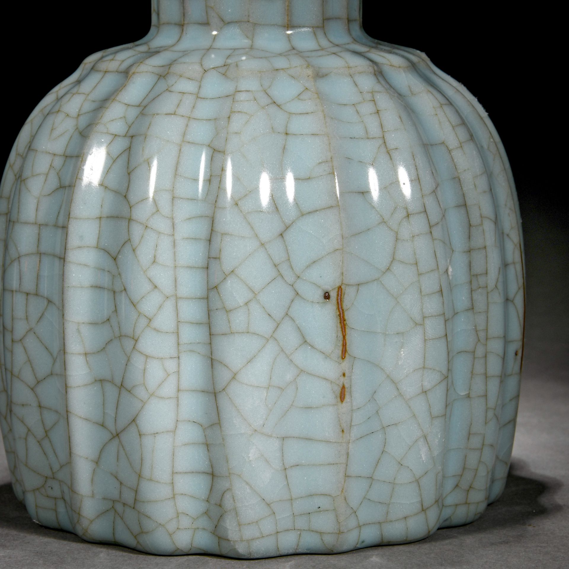 A Chinese Guan-Ware Lobed Vase - Bild 6 aus 11