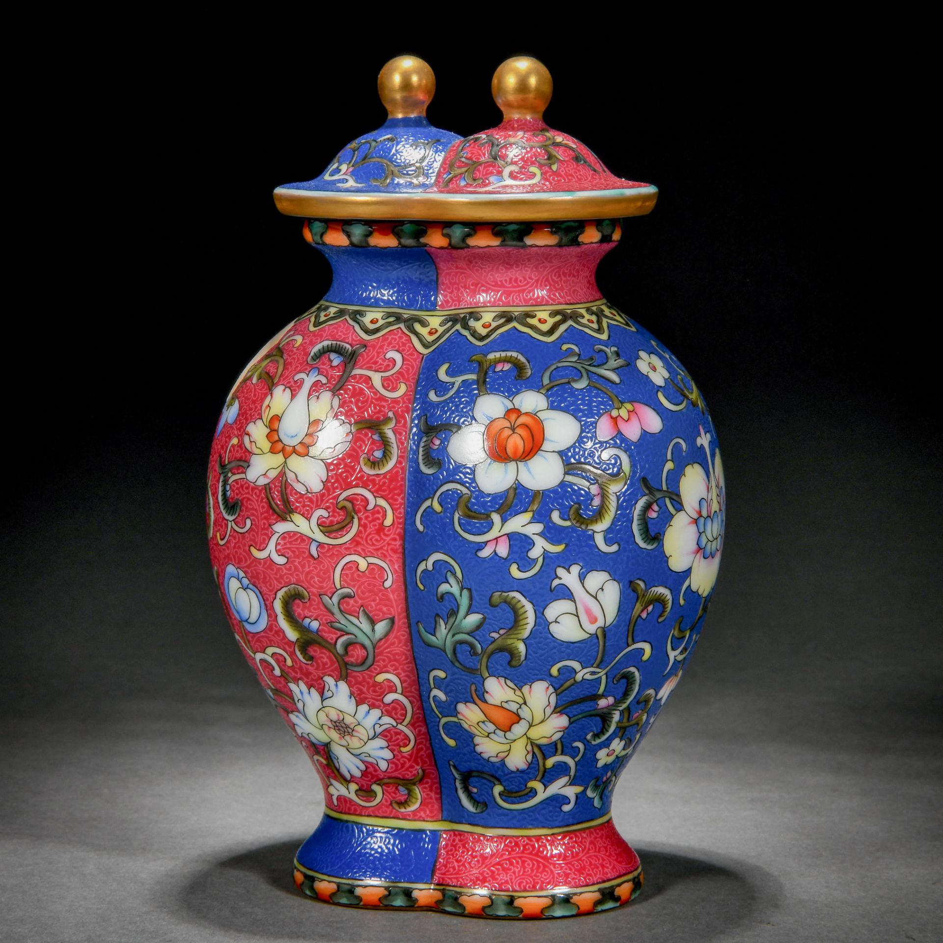 A Chinese Famille Rose Conjoined Vase - Bild 2 aus 10