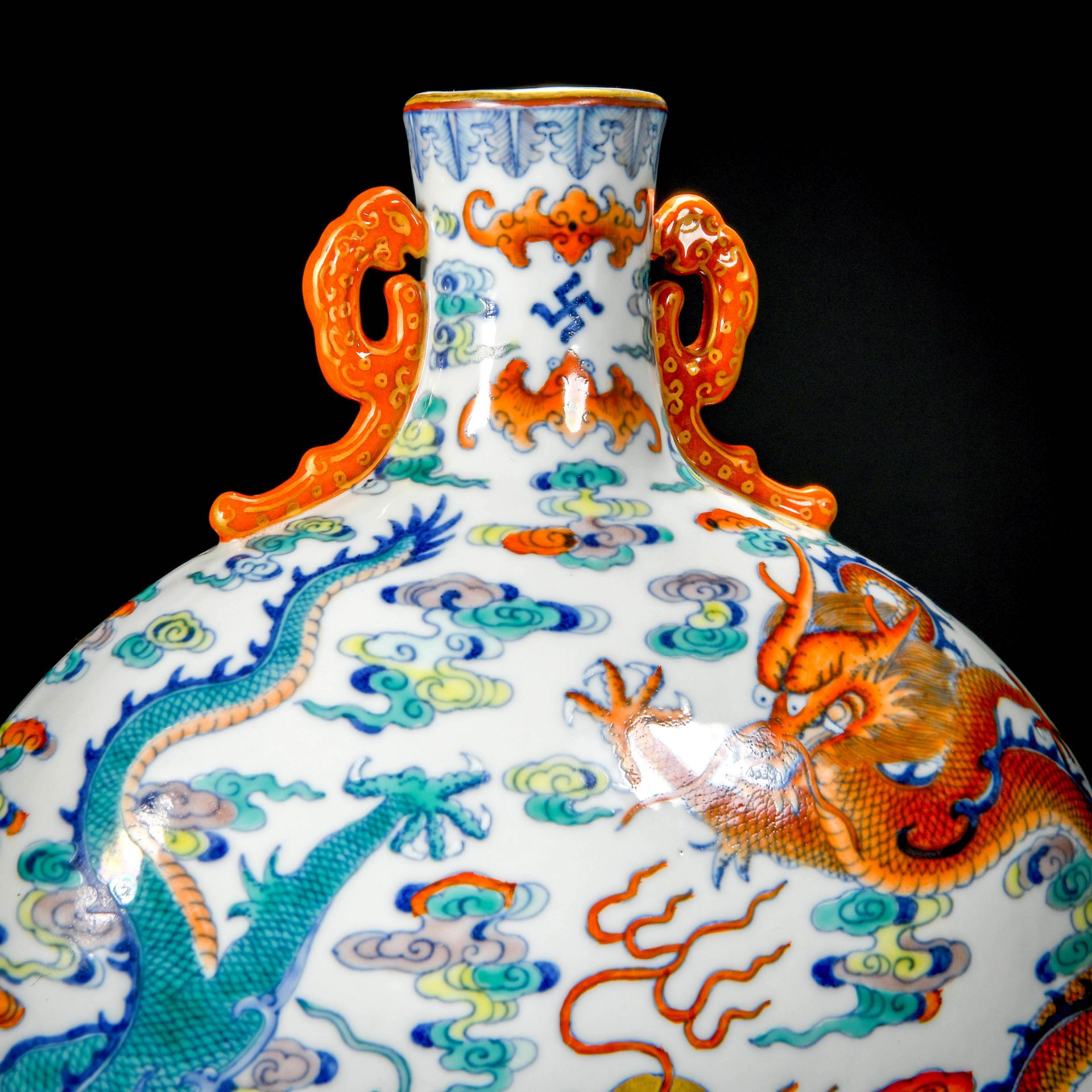 A Chinese Doucai Glaze Dragons Bianhu - Bild 7 aus 11