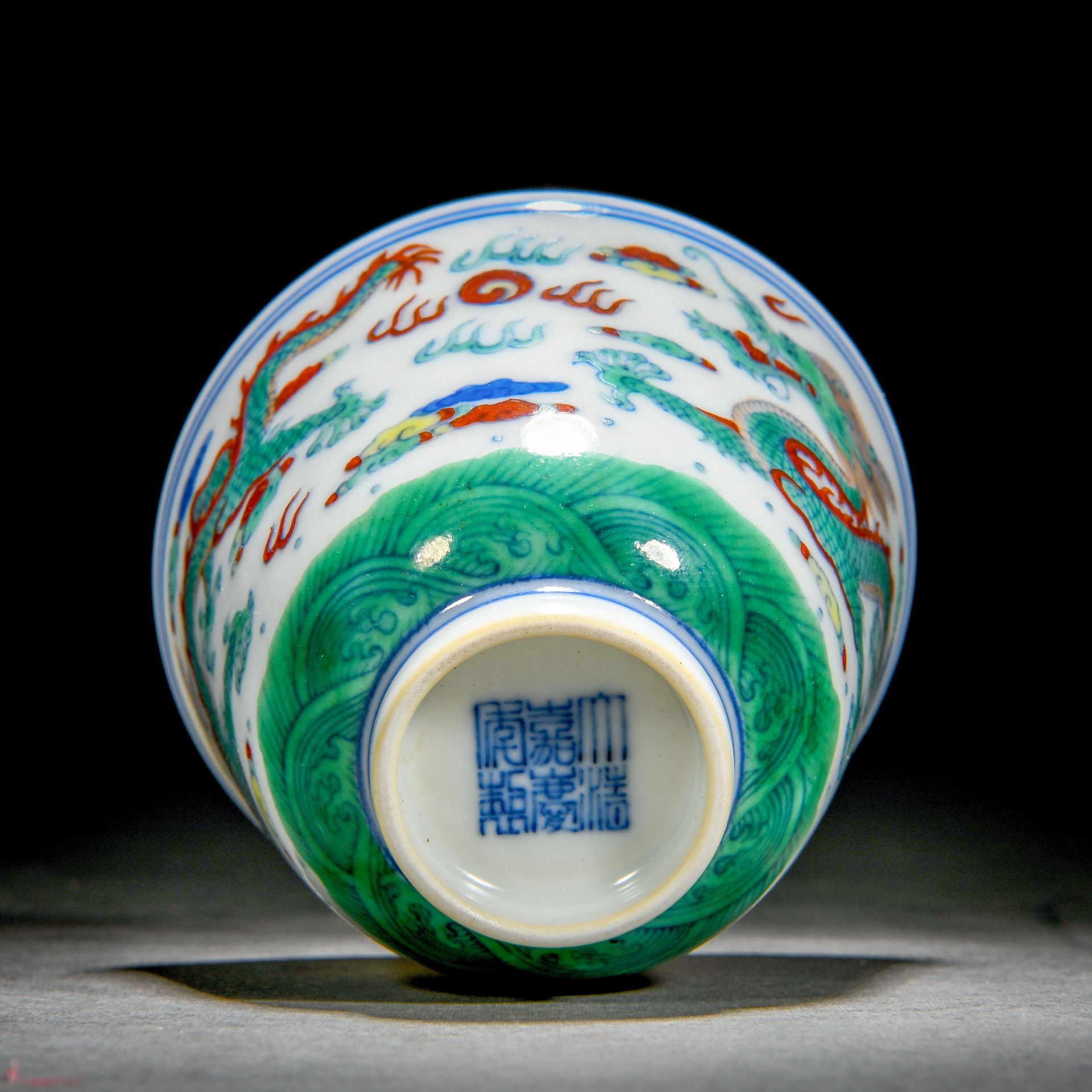 A Chinese Doucai Glaze Dragon Cup - Bild 10 aus 11