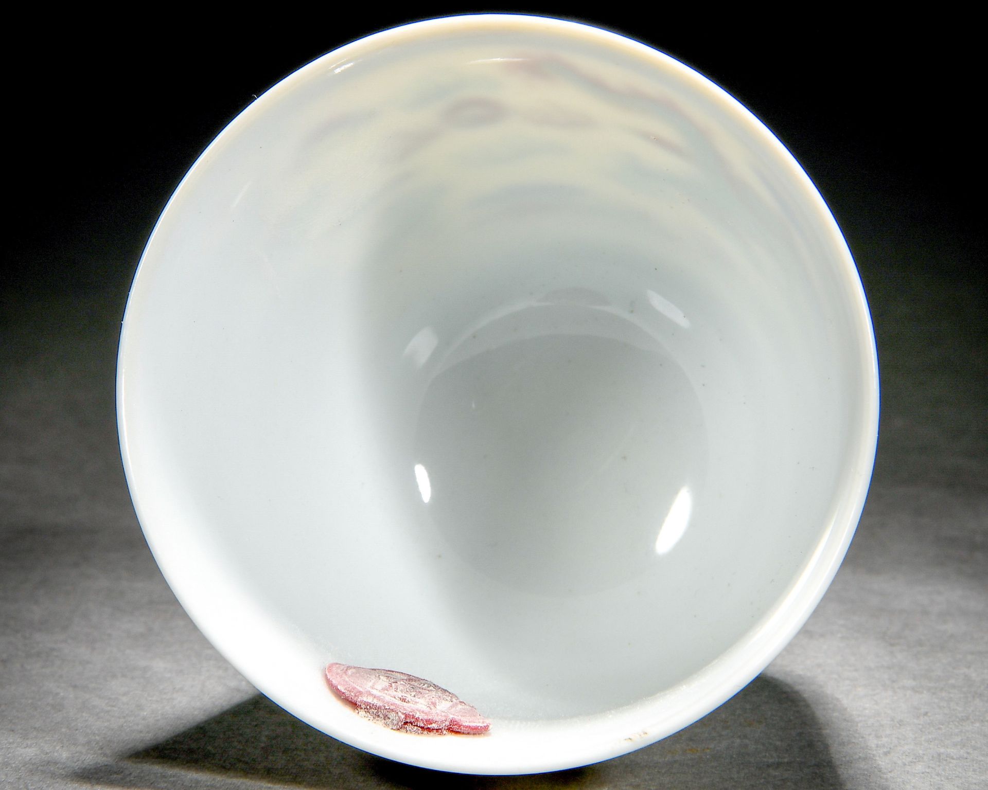 A Chinese Doucai Glaze Dragon Cup - Bild 9 aus 11