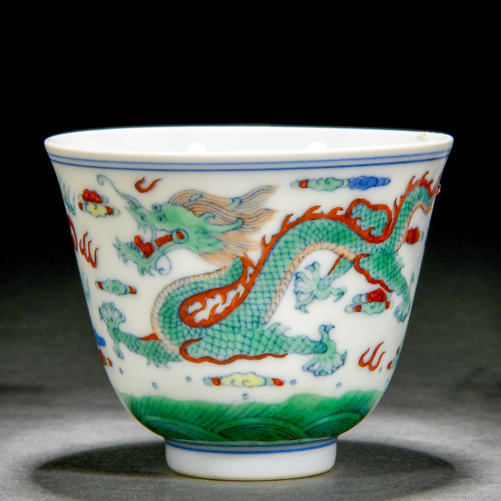 A Chinese Doucai Glaze Dragon Cup - Bild 5 aus 11