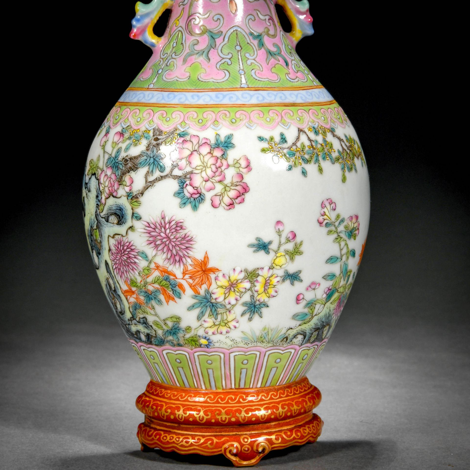 A Chinese Famille Rose Flower Wall Vase - Bild 7 aus 12