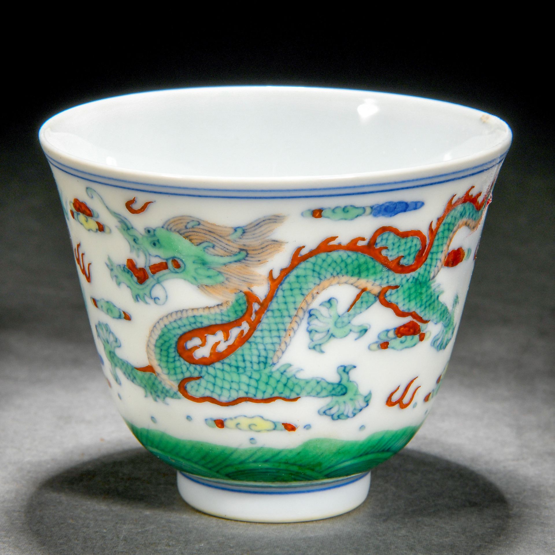 A Chinese Doucai Glaze Dragon Cup - Bild 2 aus 11