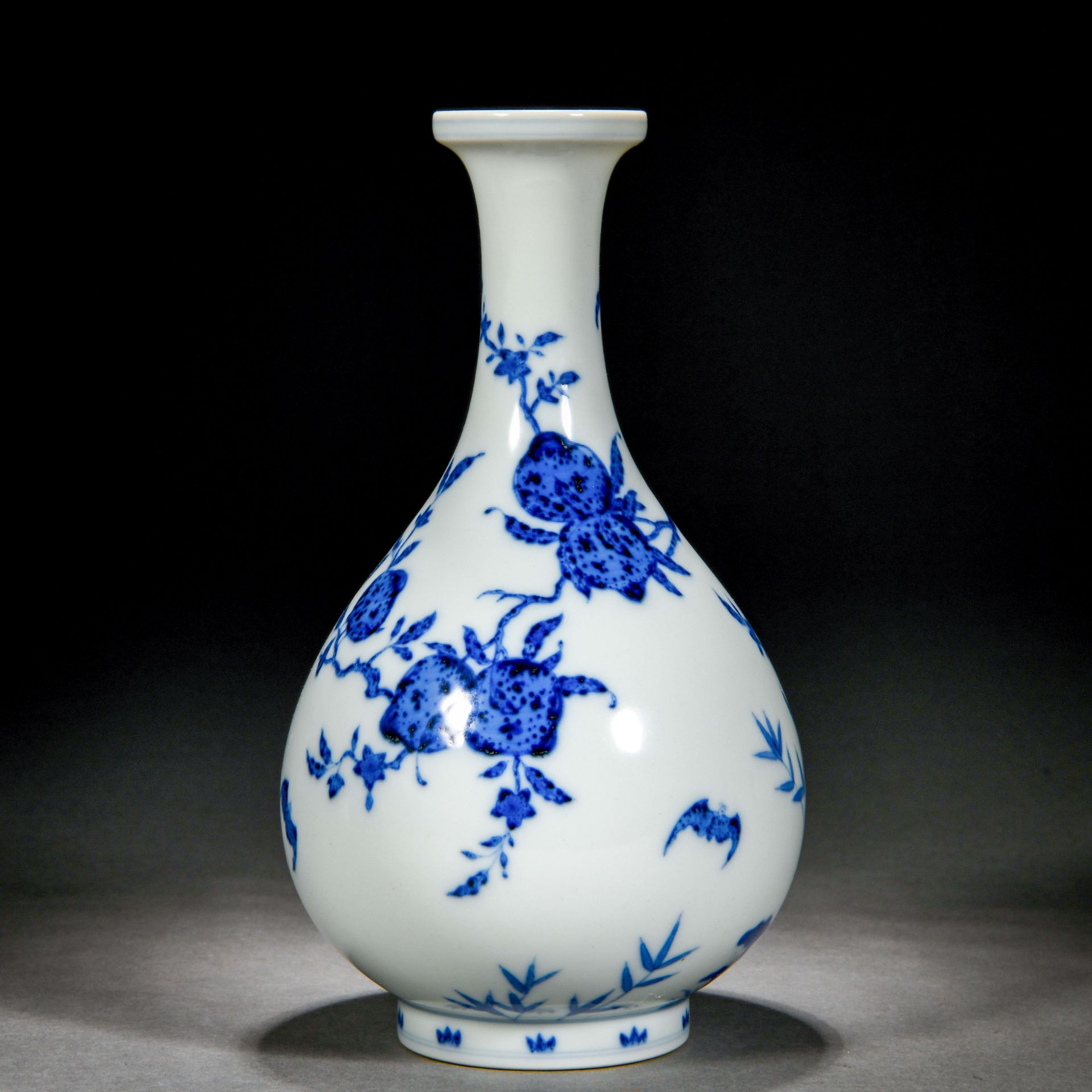 A Chinese Blue And White Peaches Vase Yuhuchunping - Bild 2 aus 10