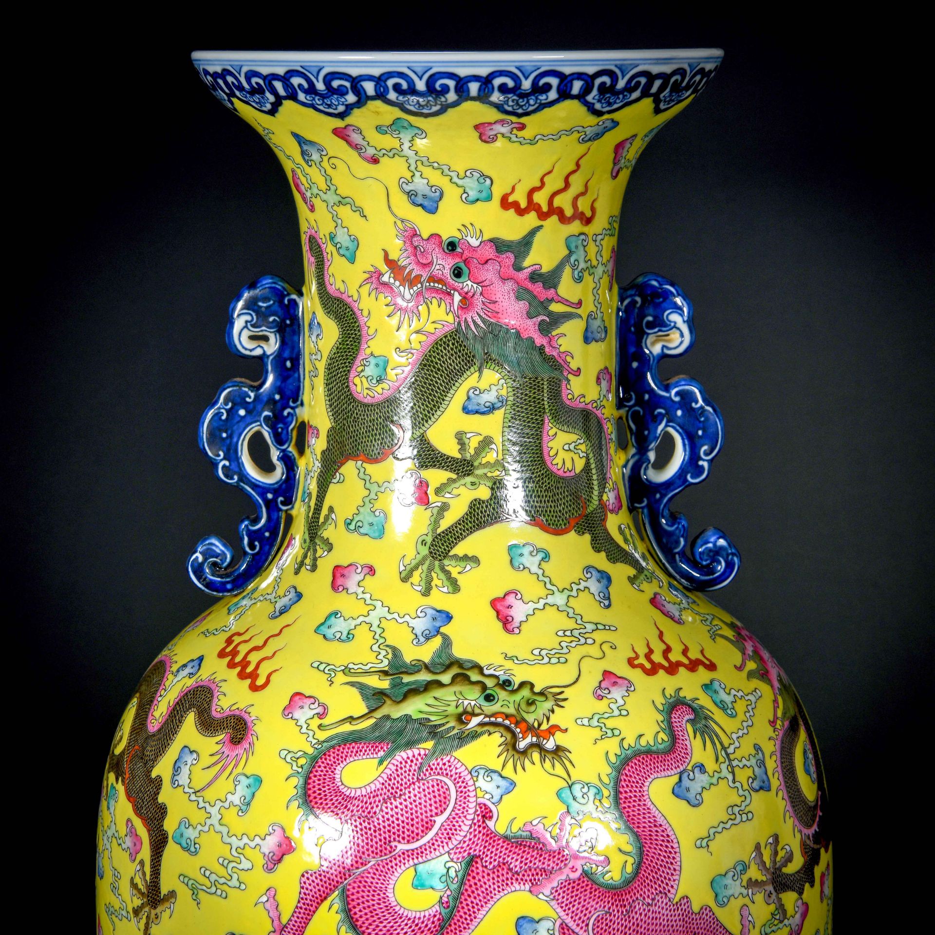 A Chinese Famille Rose And Gilt Dragons Vase - Bild 12 aus 15