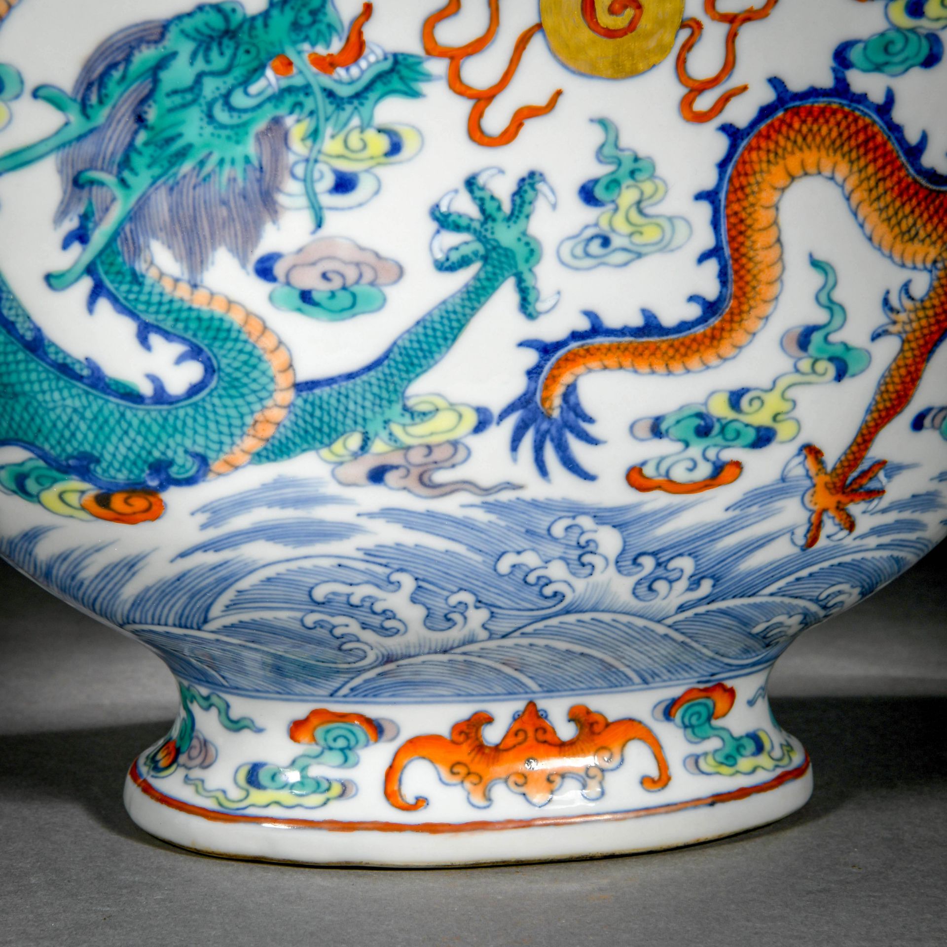A Chinese Doucai Glaze Dragons Bianhu - Bild 8 aus 11