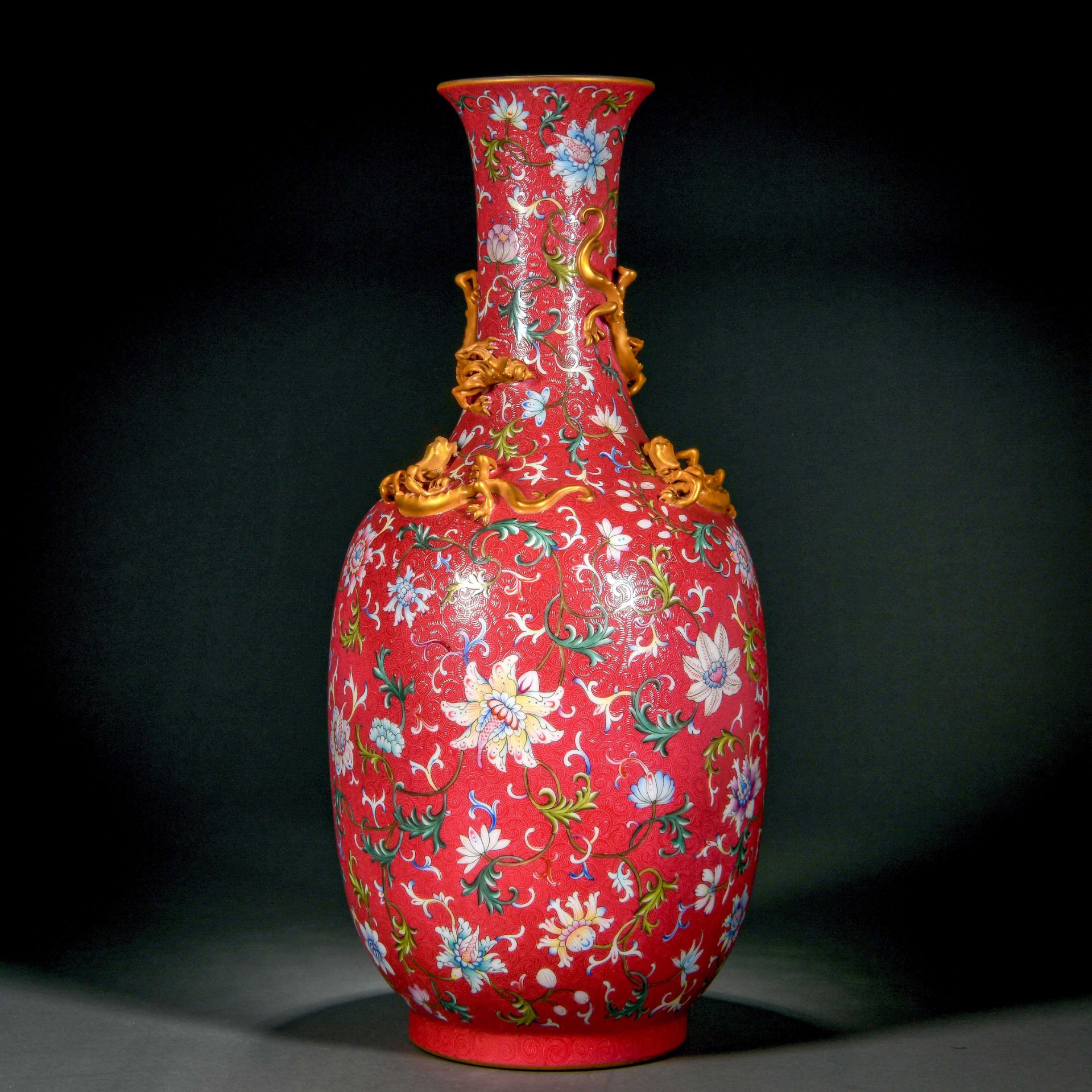 A Chinese Famille Rose Floral Chilong Vase - Bild 4 aus 11