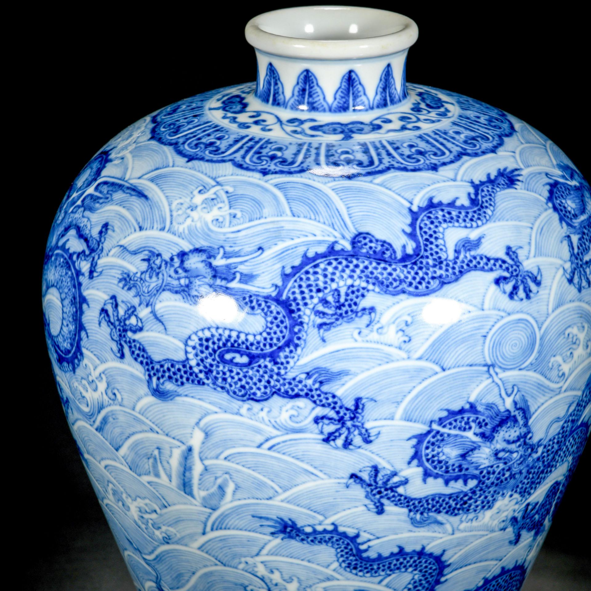 A Chinese Blue And White Dragon And Waves Vase Meiping - Bild 4 aus 12