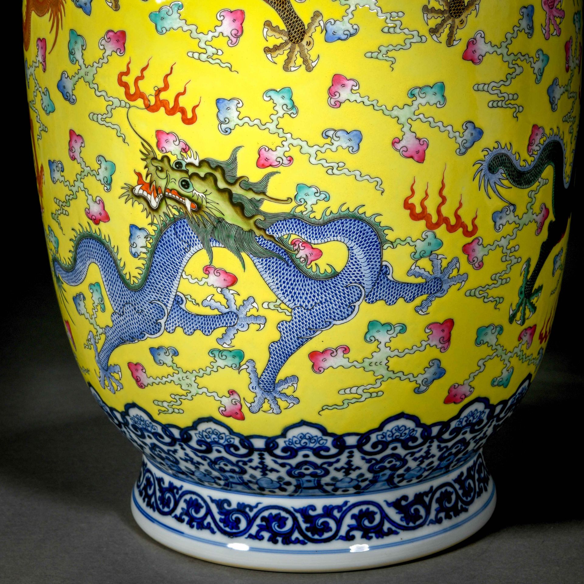 A Chinese Famille Rose And Gilt Dragons Vase - Bild 10 aus 15