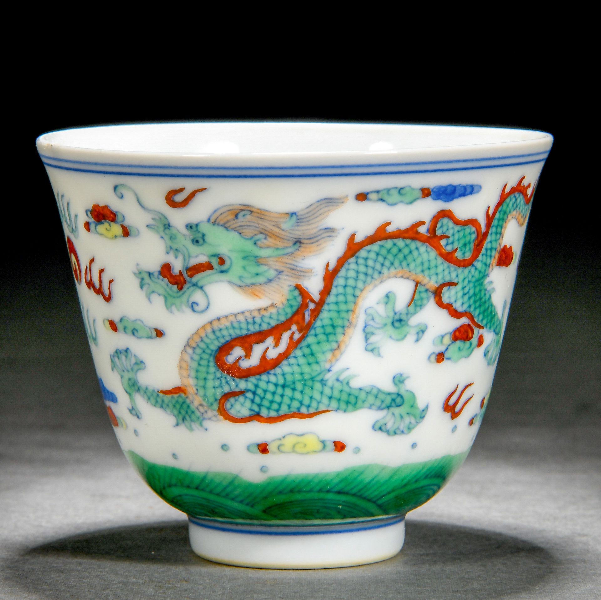 A Chinese Doucai Glaze Dragon Cup - Bild 4 aus 11