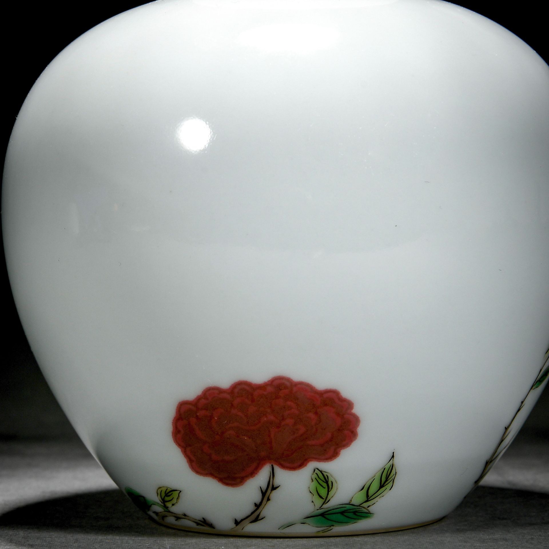 A Chinese Famille Verte Peony Zun Vase - Image 4 of 10