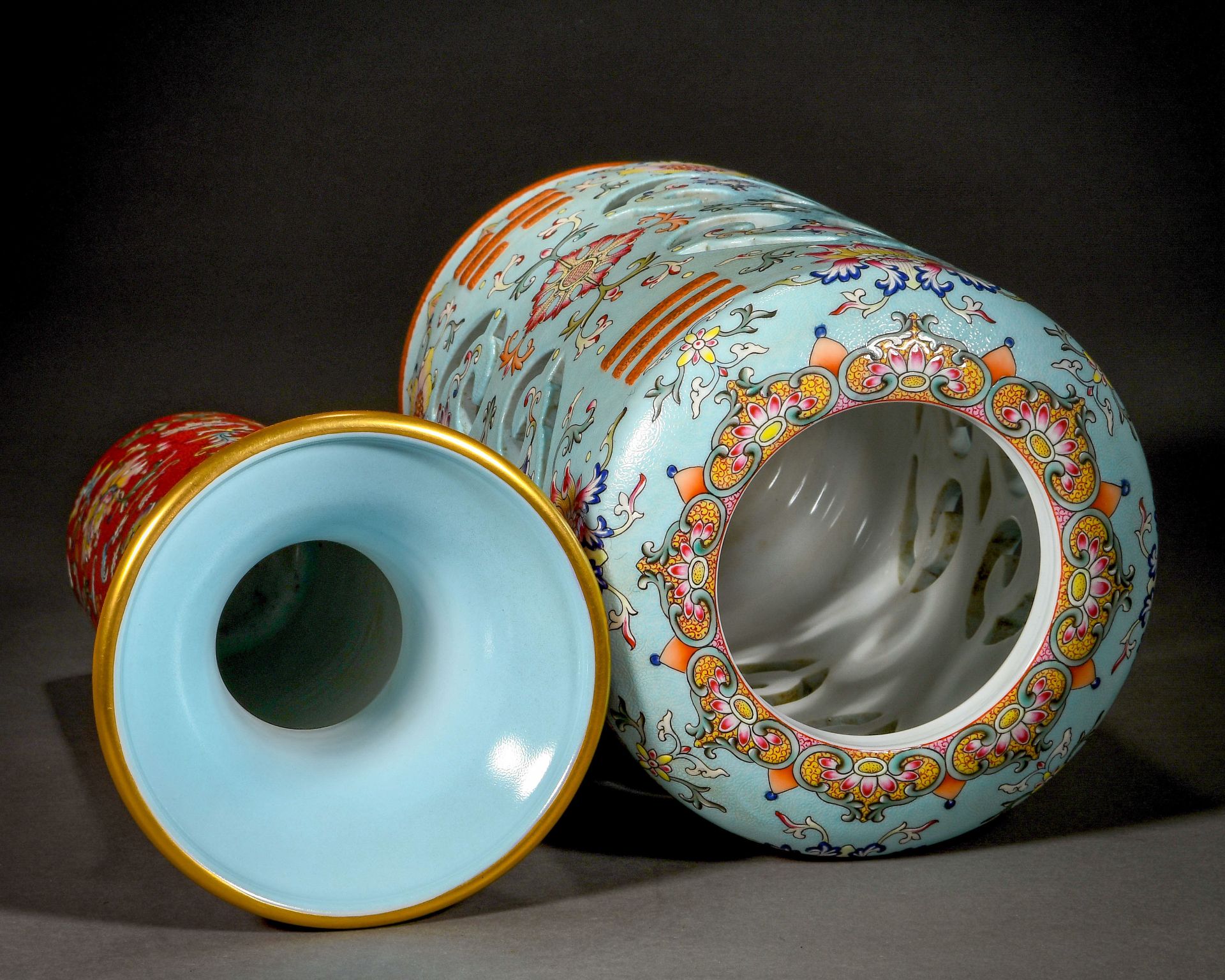 A Chinese Falangcai Glaze Mallet Vase - Bild 11 aus 13