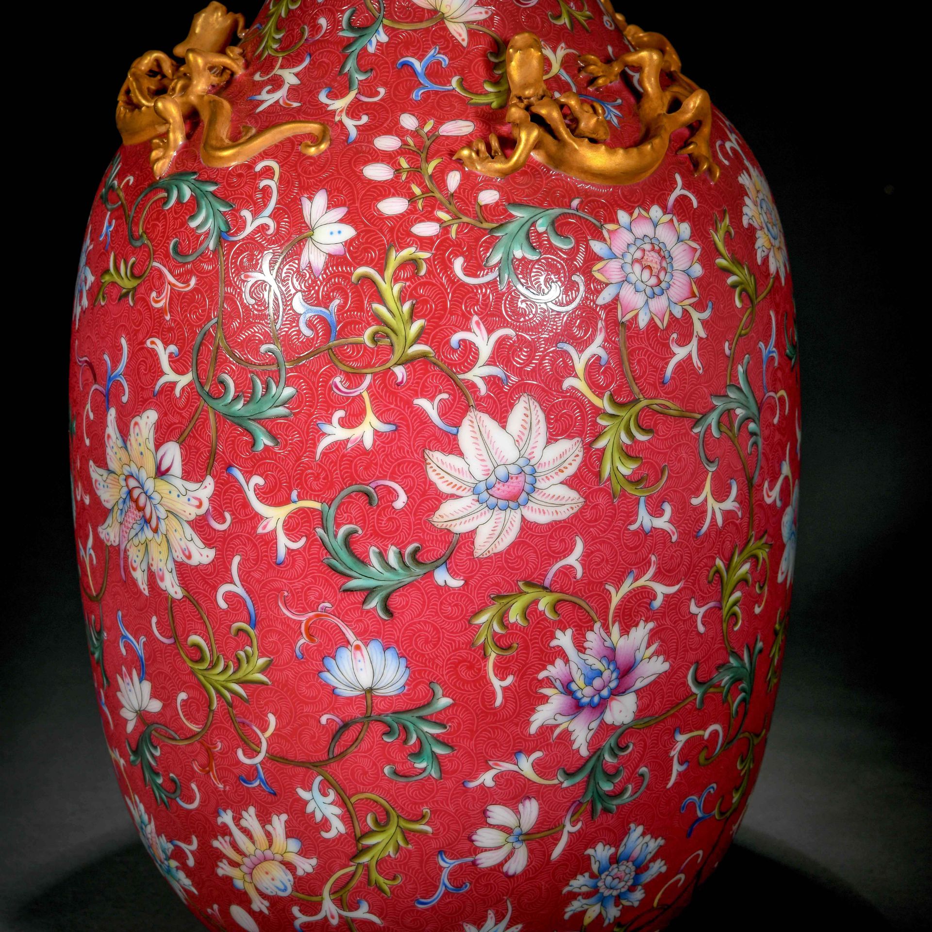 A Chinese Famille Rose Floral Chilong Vase - Bild 6 aus 11