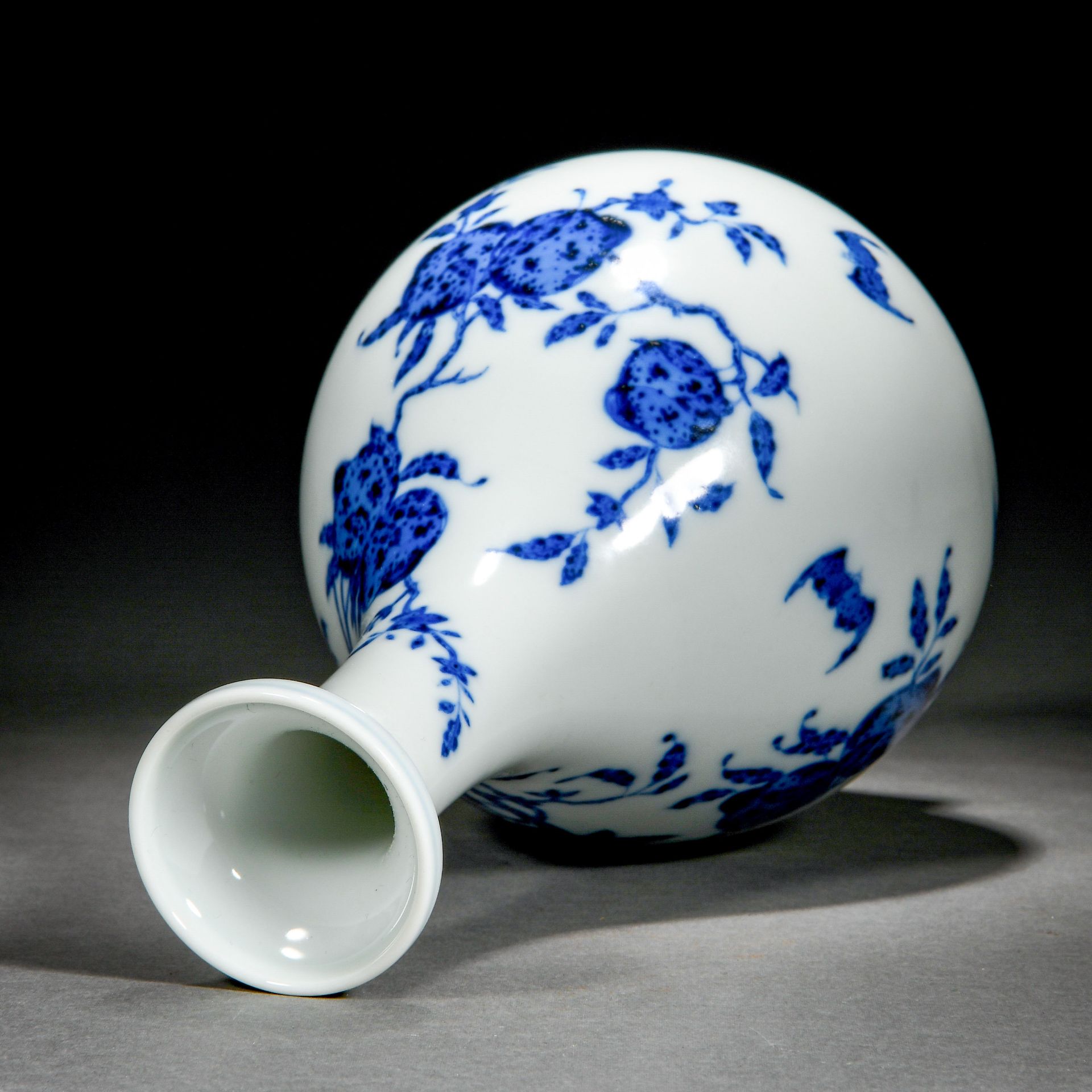 A Chinese Blue And White Peaches Vase Yuhuchunping - Bild 8 aus 10